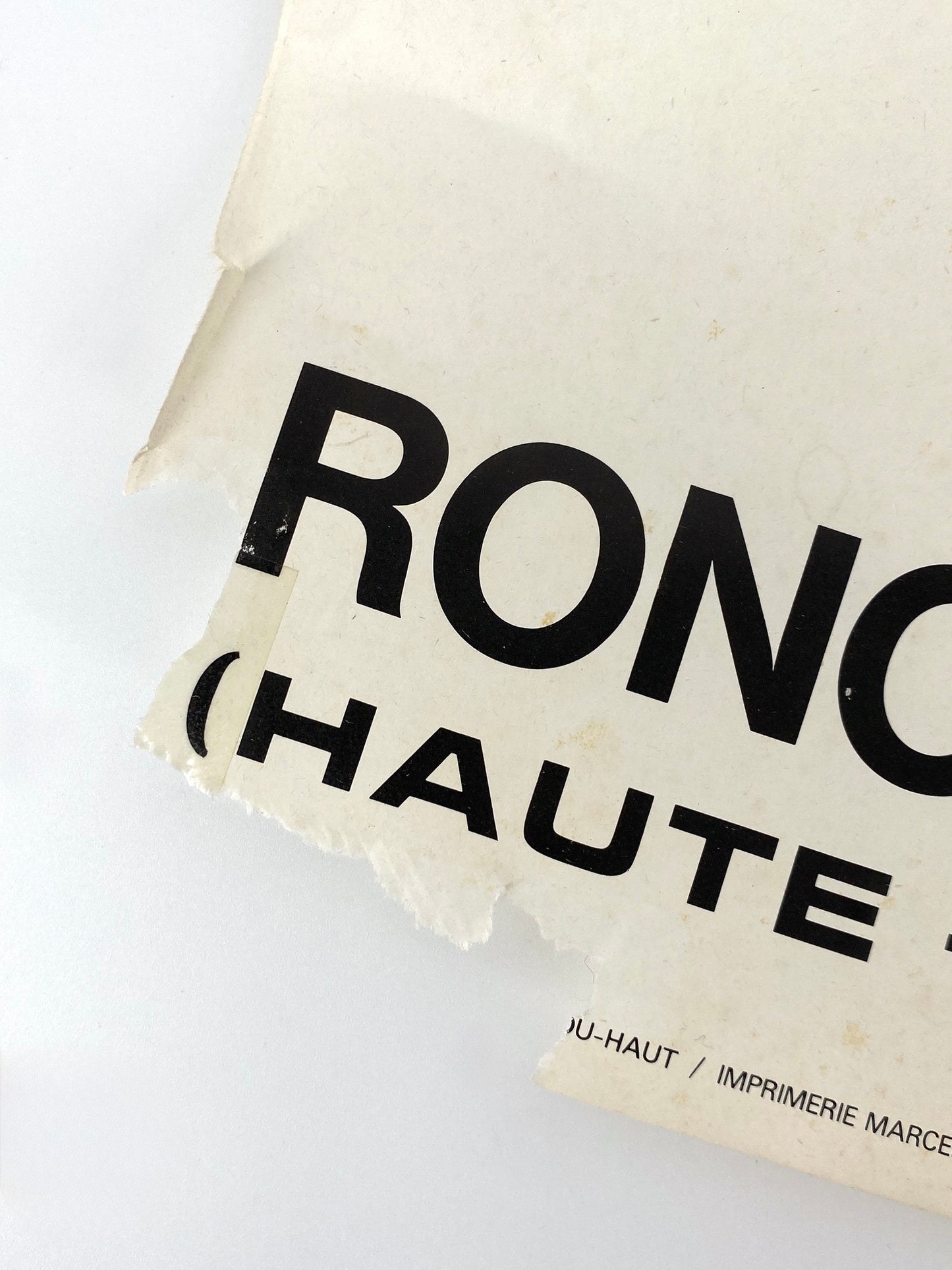 2 Architektur Plakate von der Kapelle-Notre-Dame-du-Haut in Ronchamp, die von Le Corbusier (1887–1965) entworfen wurde