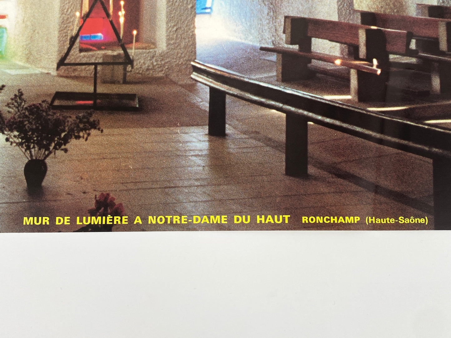 2 Architektur Plakate von der Kapelle-Notre-Dame-du-Haut in Ronchamp, die von Le Corbusier (1887–1965) entworfen wurde