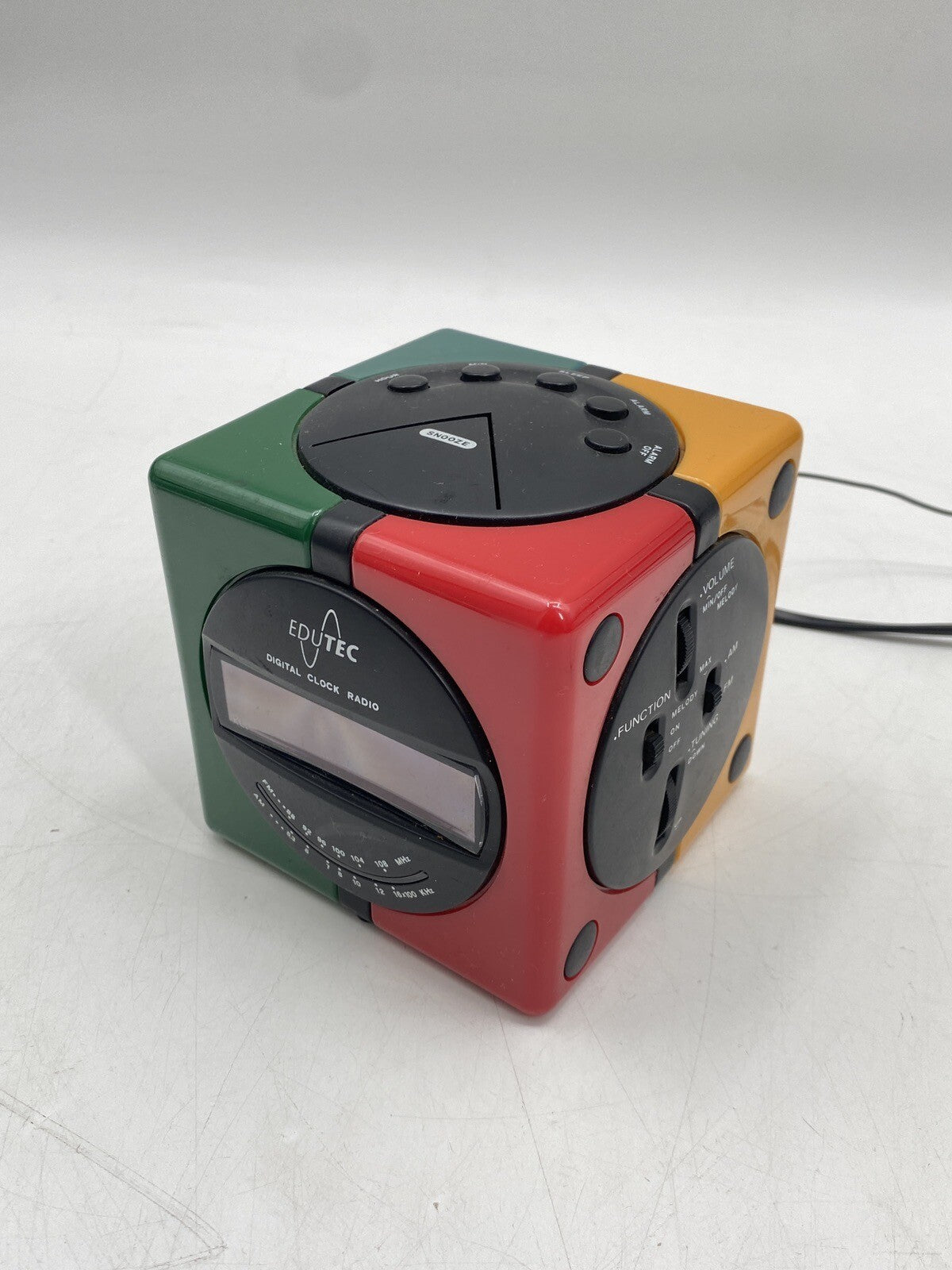 * EDUTEC EDUSCHO CLOCK UHR RADIO WÜRFEL CUBE MW UKW MEMPHIS DESIGN VINTAGE