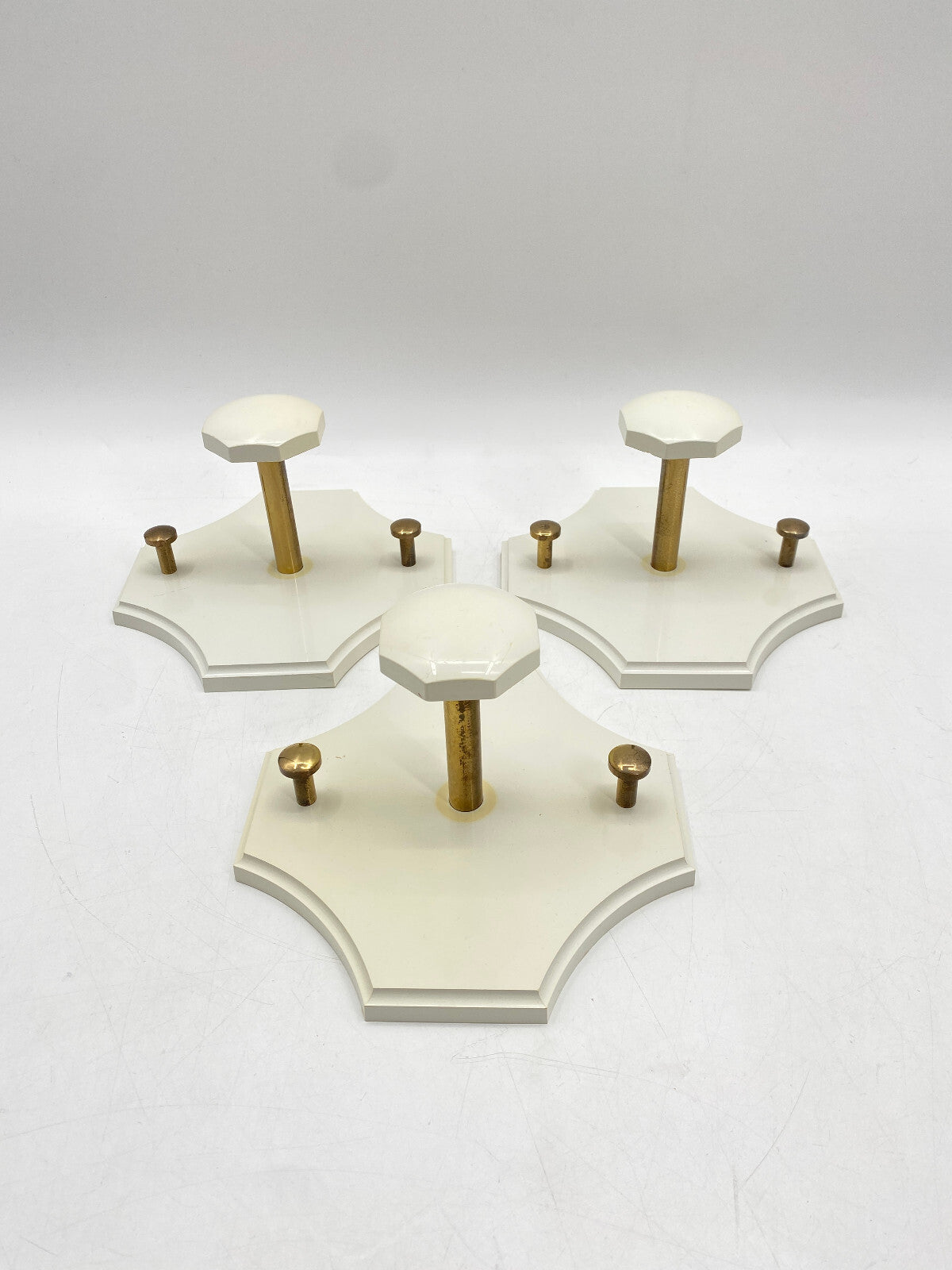 * 3 x GARDEROBENHAKEN WEIß KLEIDERHAKEN KUNSTSTOFF MESSING VINTAGE