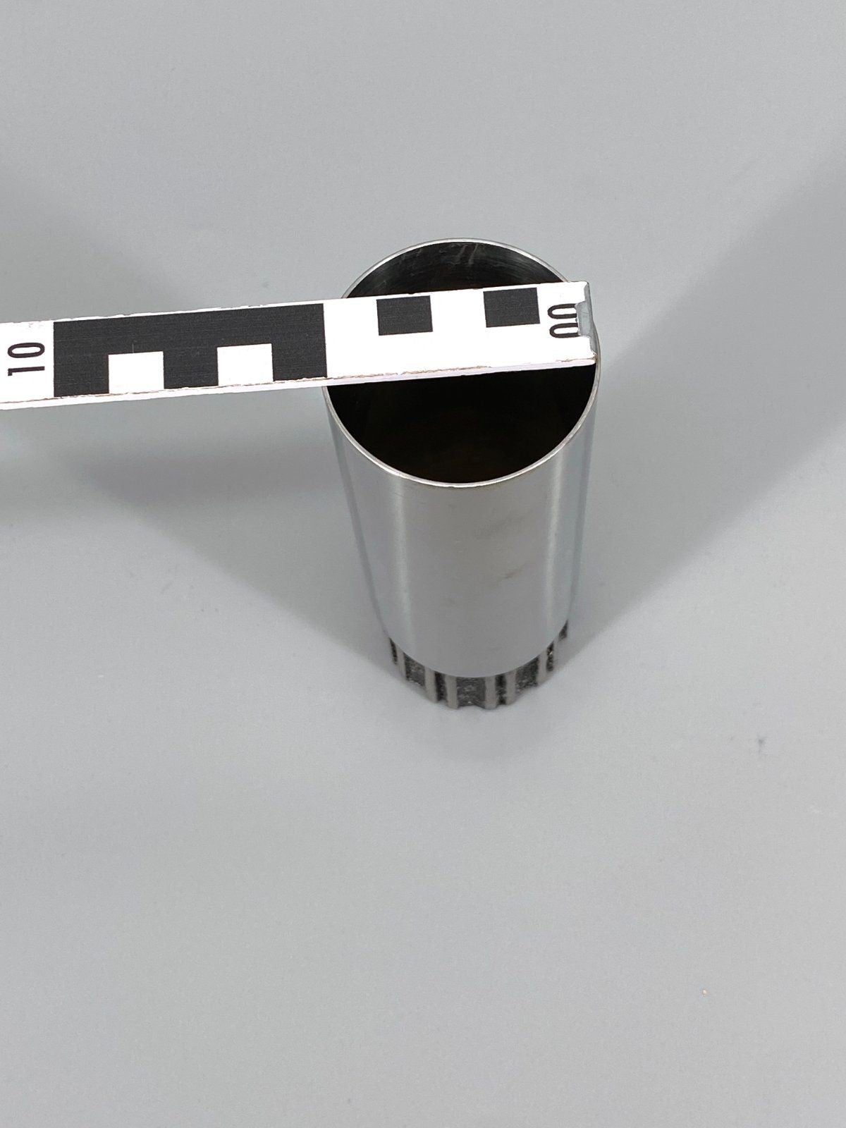 * KLEINE VASE BRUTALISTISCH STAHL STRUKTUR SCHMAL METALL 70er