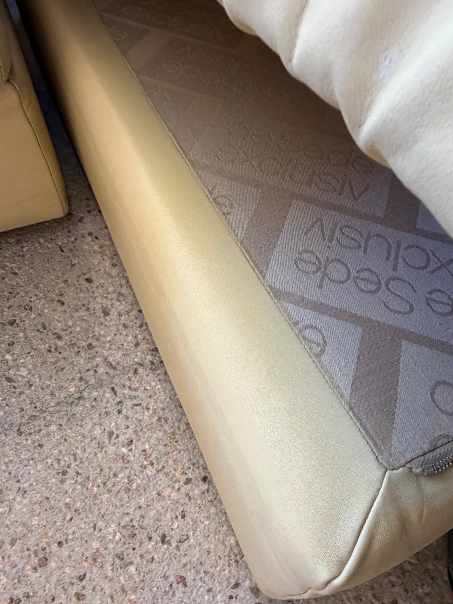 Couchgarnitur DS76 von De Sede aus cremefarbenem Leder mit Gästebettfunktion, Schweiz 1970er