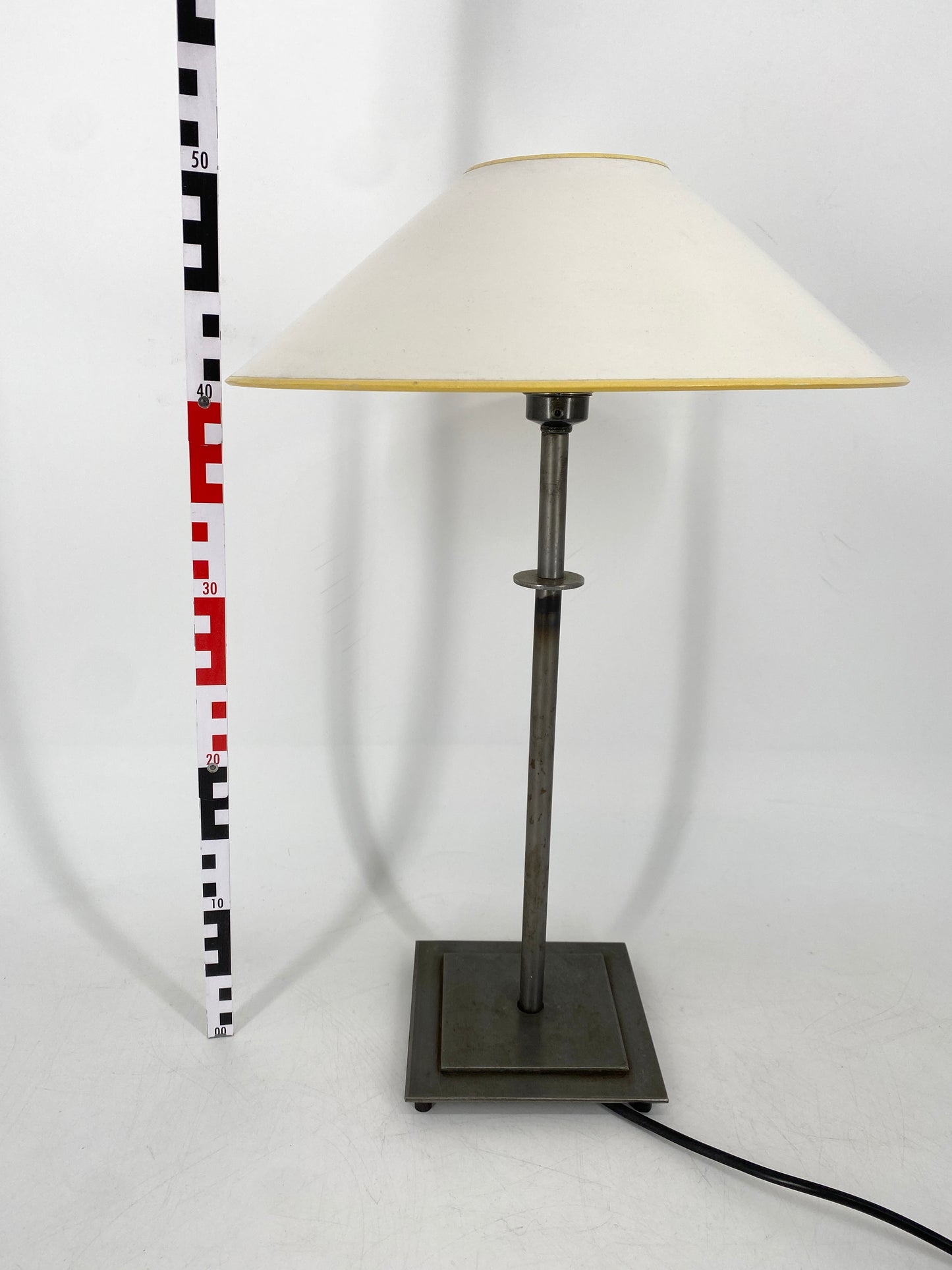 Postmoderne Tischlampe aus unbehandeltem Stahl, 1980er
