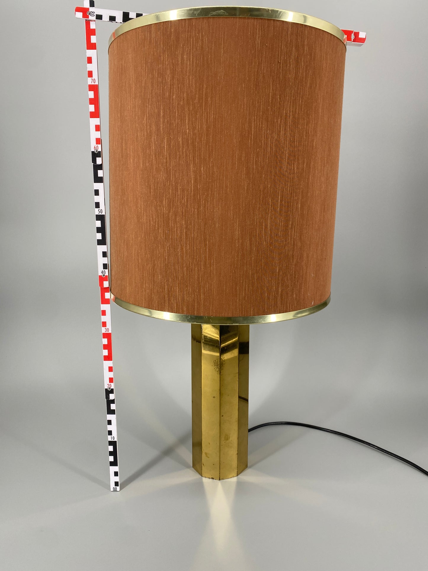 Tischlampe im Hollywood Regency Stil mit Messing-Sockel um 1970