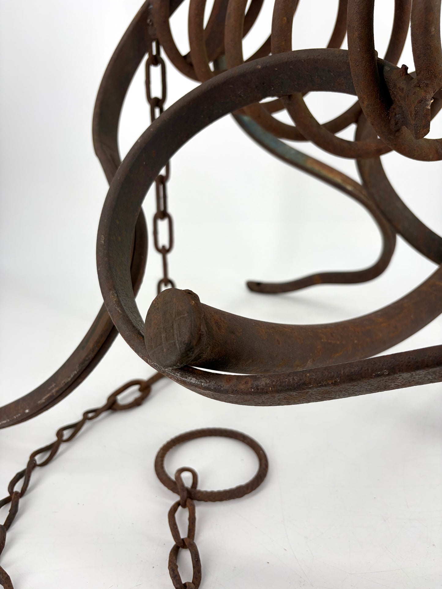 Geschmiedete Skulptur aus Metallschrott in Hundeform