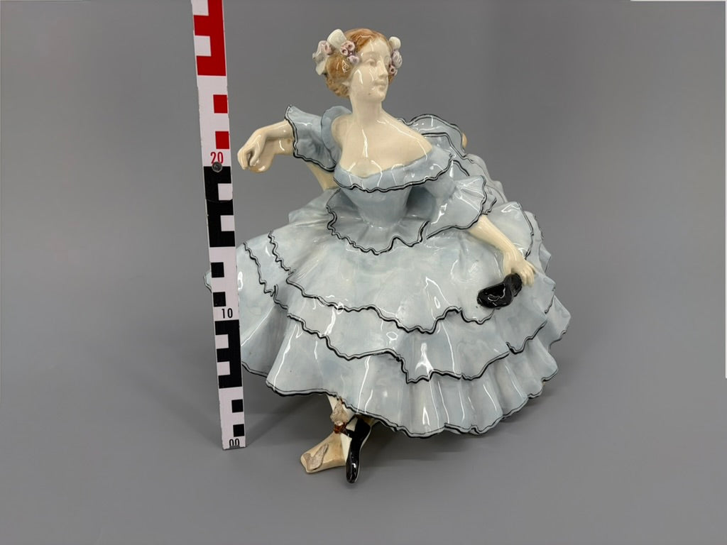 Keramikfigur einer jungen Dame im Krinolin-Ballkleid "Ball Pause" von Stanislaus Emil Czapek (1874–1921) für die Goldscheider ManufakturWiener Jugendstil um 1914