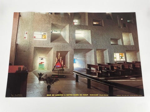 2 Architektur Plakate von der Kapelle-Notre-Dame-du-Haut in Ronchamp, die von Le Corbusier (1887–1965) entworfen wurde