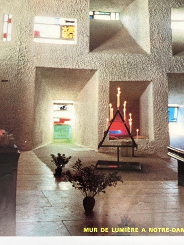 2 Architektur Plakate von der Kapelle-Notre-Dame-du-Haut in Ronchamp, die von Le Corbusier (1887–1965) entworfen wurde