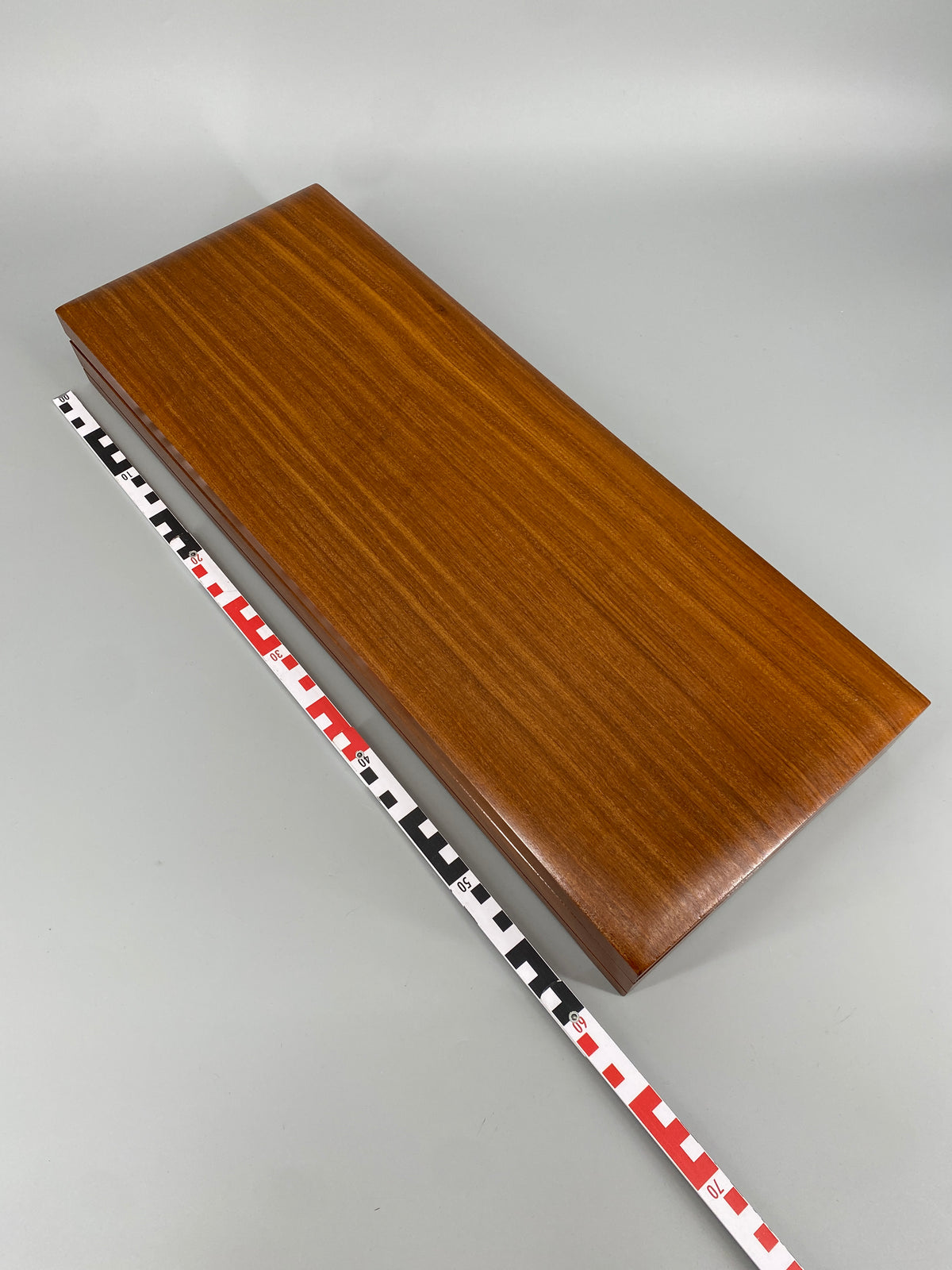 Grosse, flache Schatulle aus Teakholz