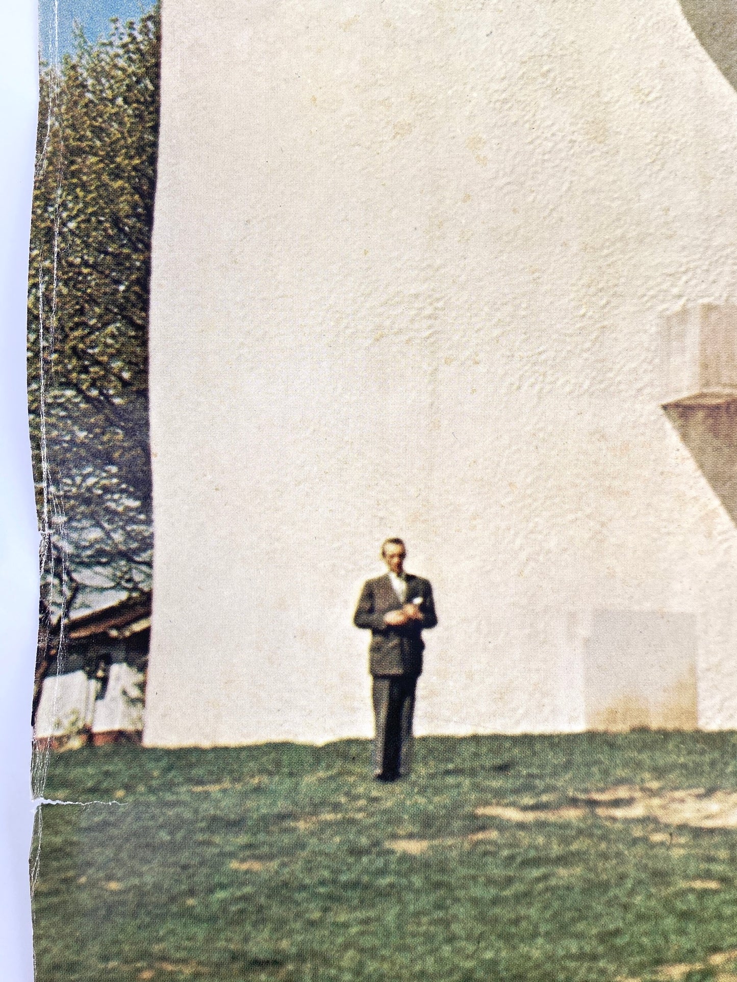 2 Architektur Plakate von der Kapelle-Notre-Dame-du-Haut in Ronchamp, die von Le Corbusier (1887–1965) entworfen wurde