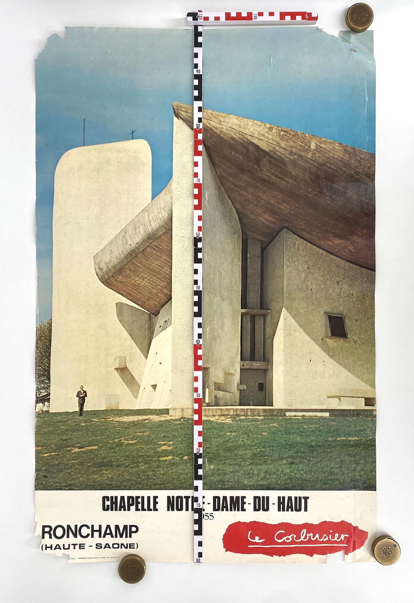 2 Architektur Plakate von der Kapelle-Notre-Dame-du-Haut in Ronchamp, die von Le Corbusier (1887–1965) entworfen wurde
