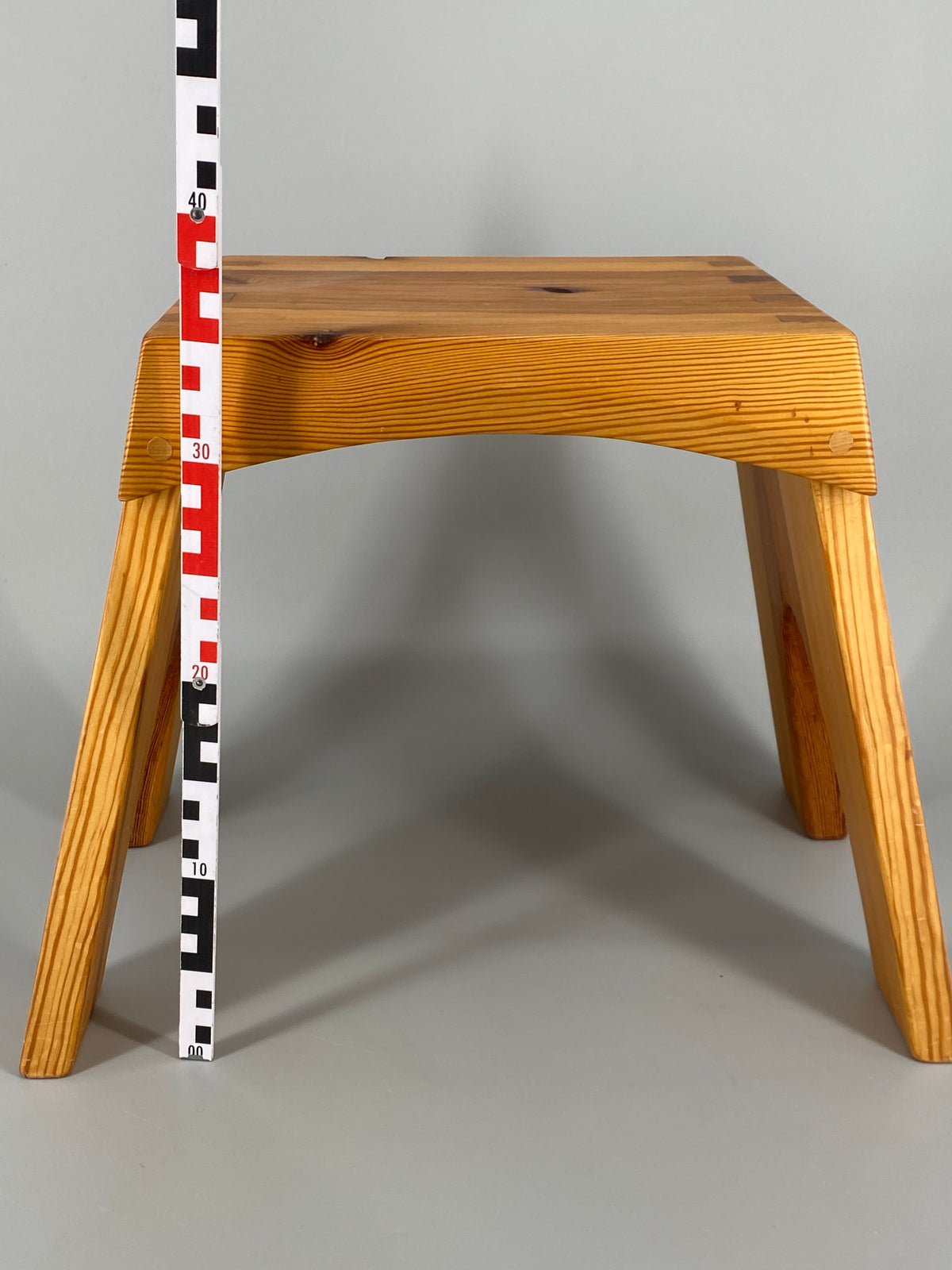 Mid Century Design Hocker aus massiven Kieferholz und schöner Zapfenverbindung