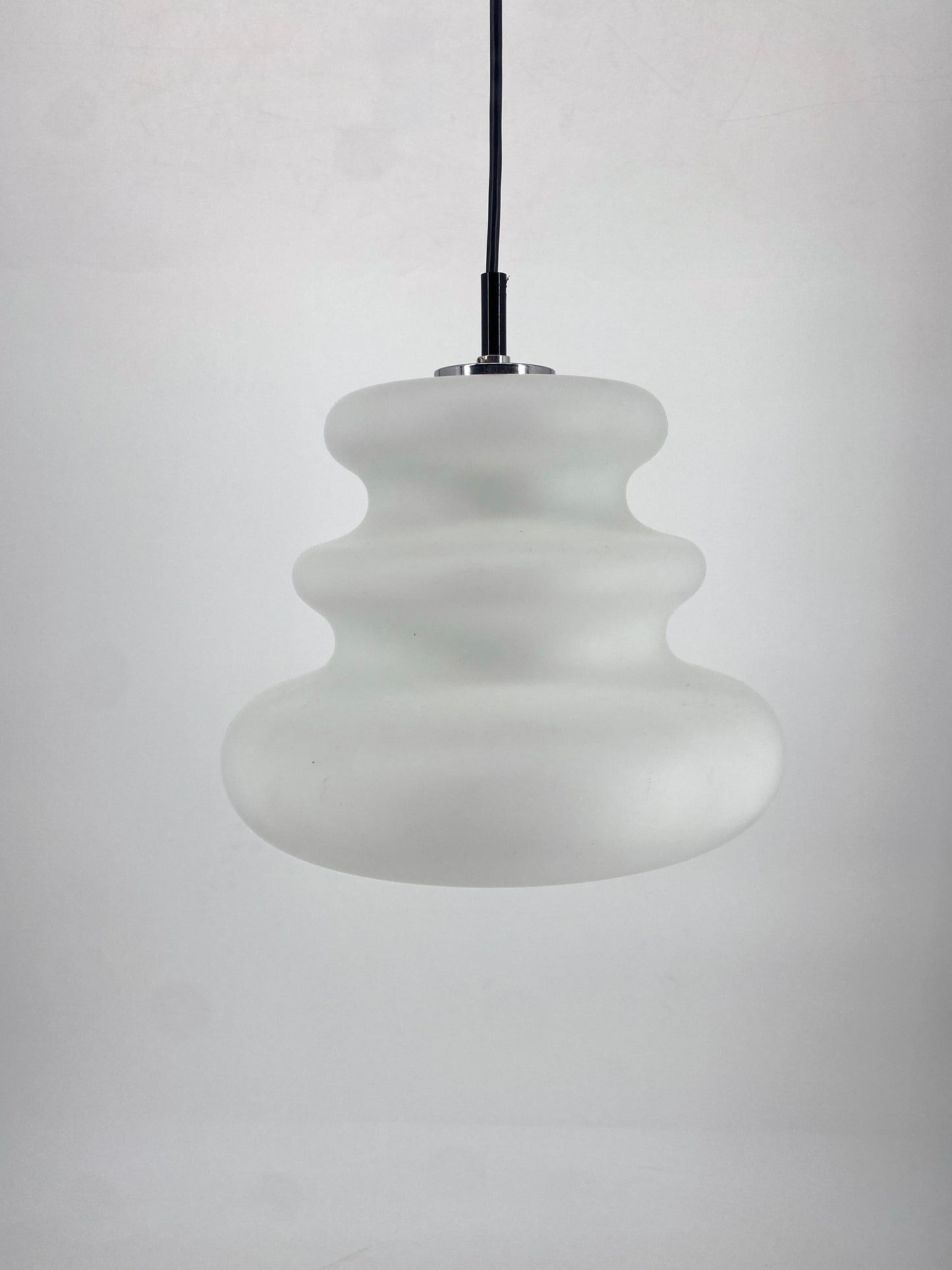Hängelampe "AH1" aus mundgeblasenem Opalglas von Peill & Putzler