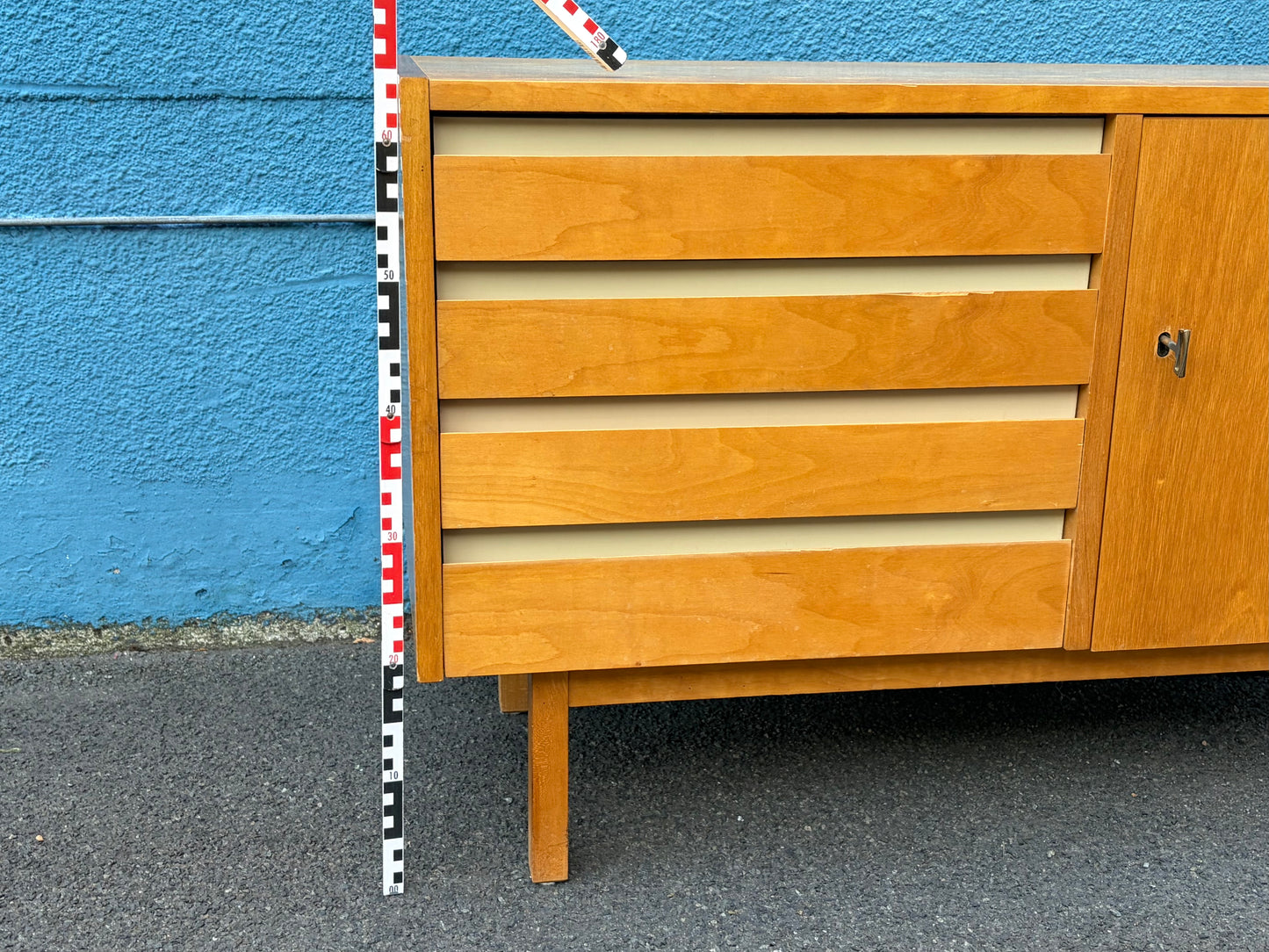 Kleines Sideboard in Birke von der VEB Deutsche Werkstätten Hellerau, DDR 1957