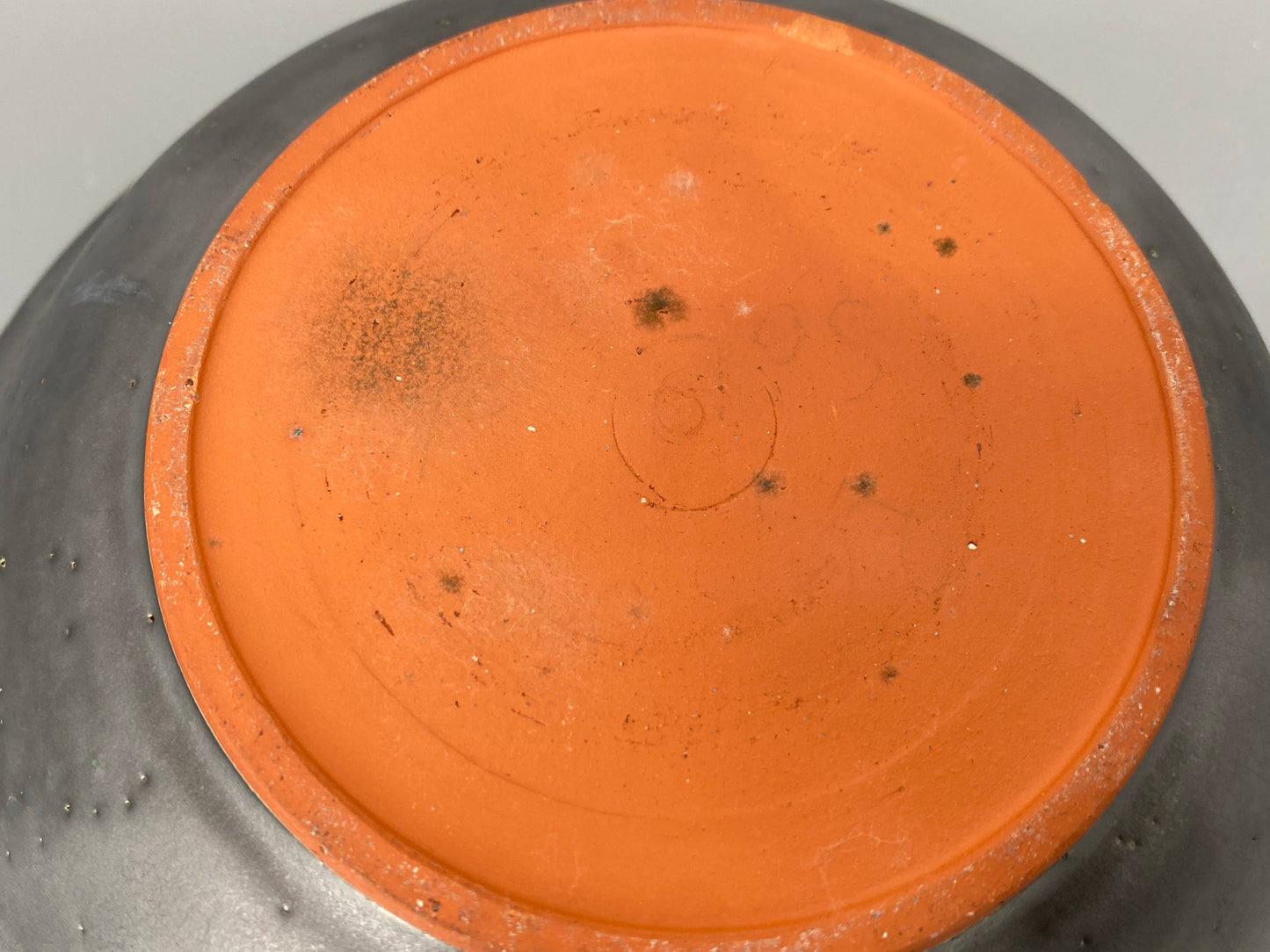 Schwarz glasierte Obstschale mit Laufglasur