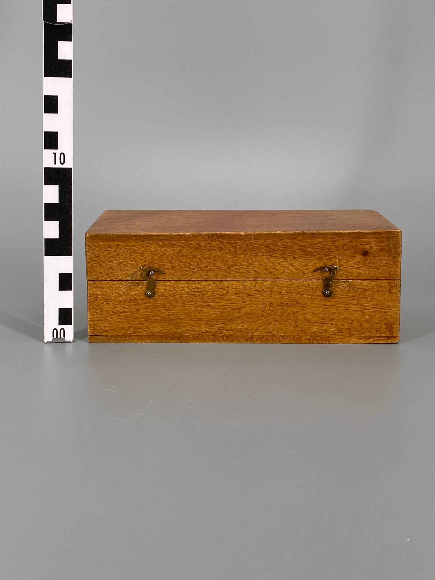 Holzschatulle mit drehbarem Verschluss