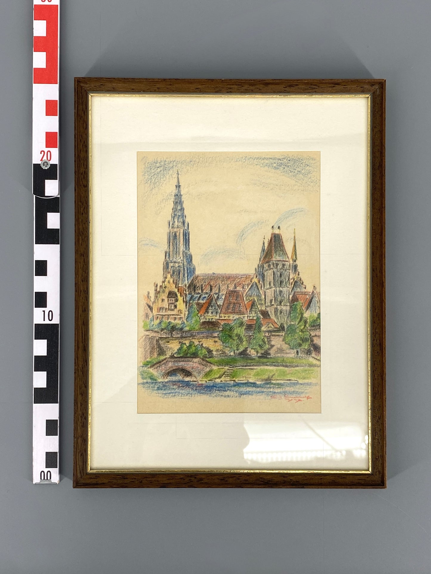 Gerahmte Kreidezeichnung, Stadtansicht von Ulm mit der Donau und dem Ulmer Münster, 1947