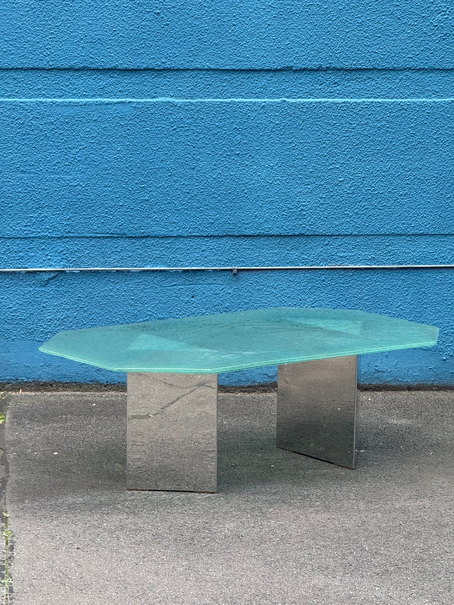 Postmoderner Couchtisch mit Struktur-Glasplatte, um 1980