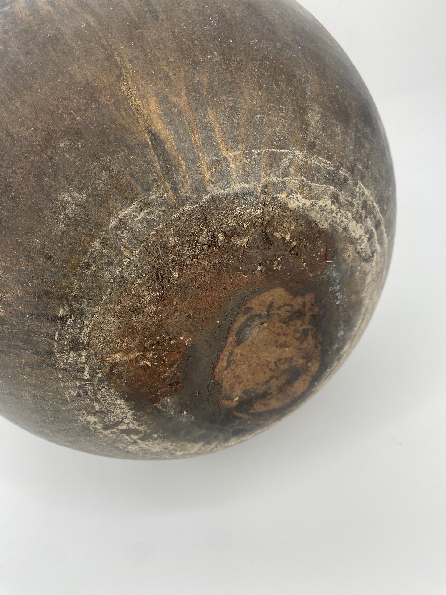 Skulpturales Kugelobjekt aus Studiokeramik