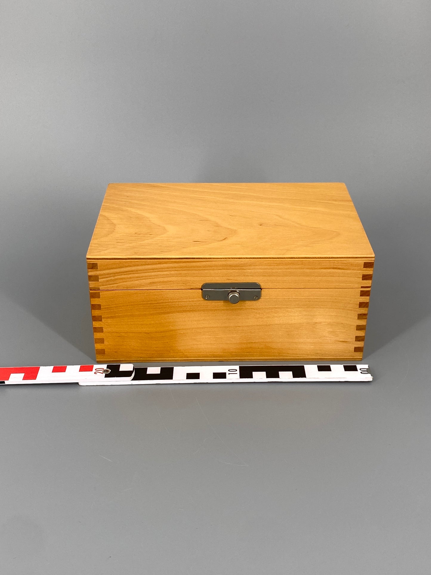 Vintage Holzkiste zur Aufbewahrung, Fingerzinken-Verbindung an den Ecken