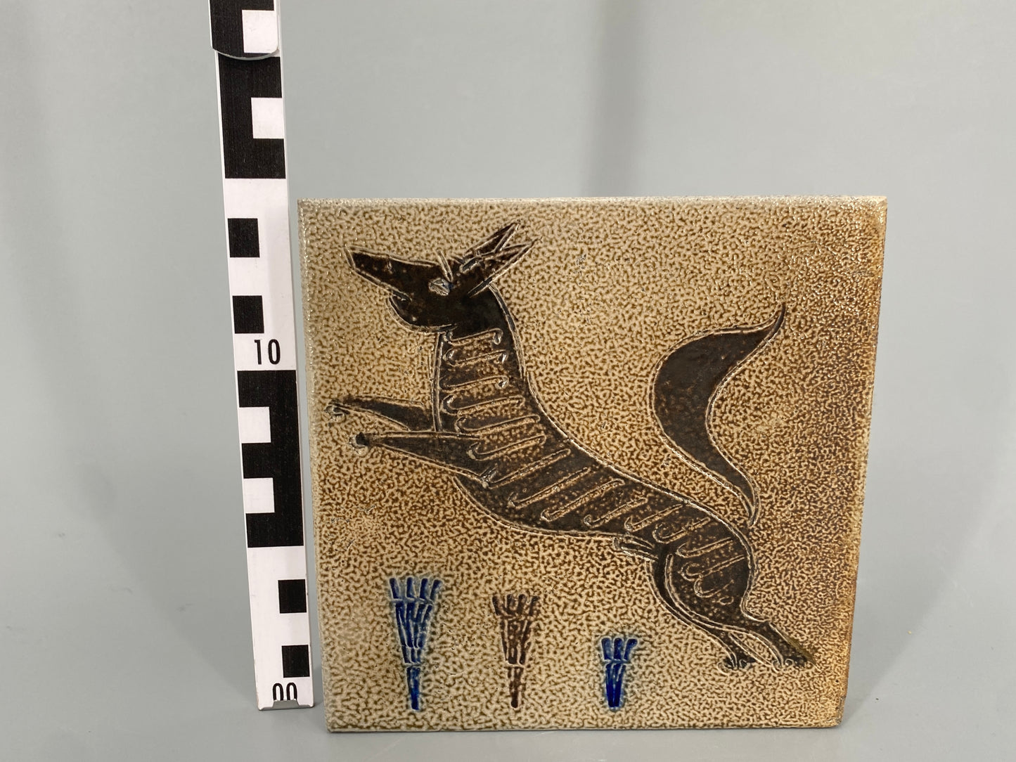 Glasierte Keramikkachel des Bildhauers Wim Mühlendyck, Deutschland