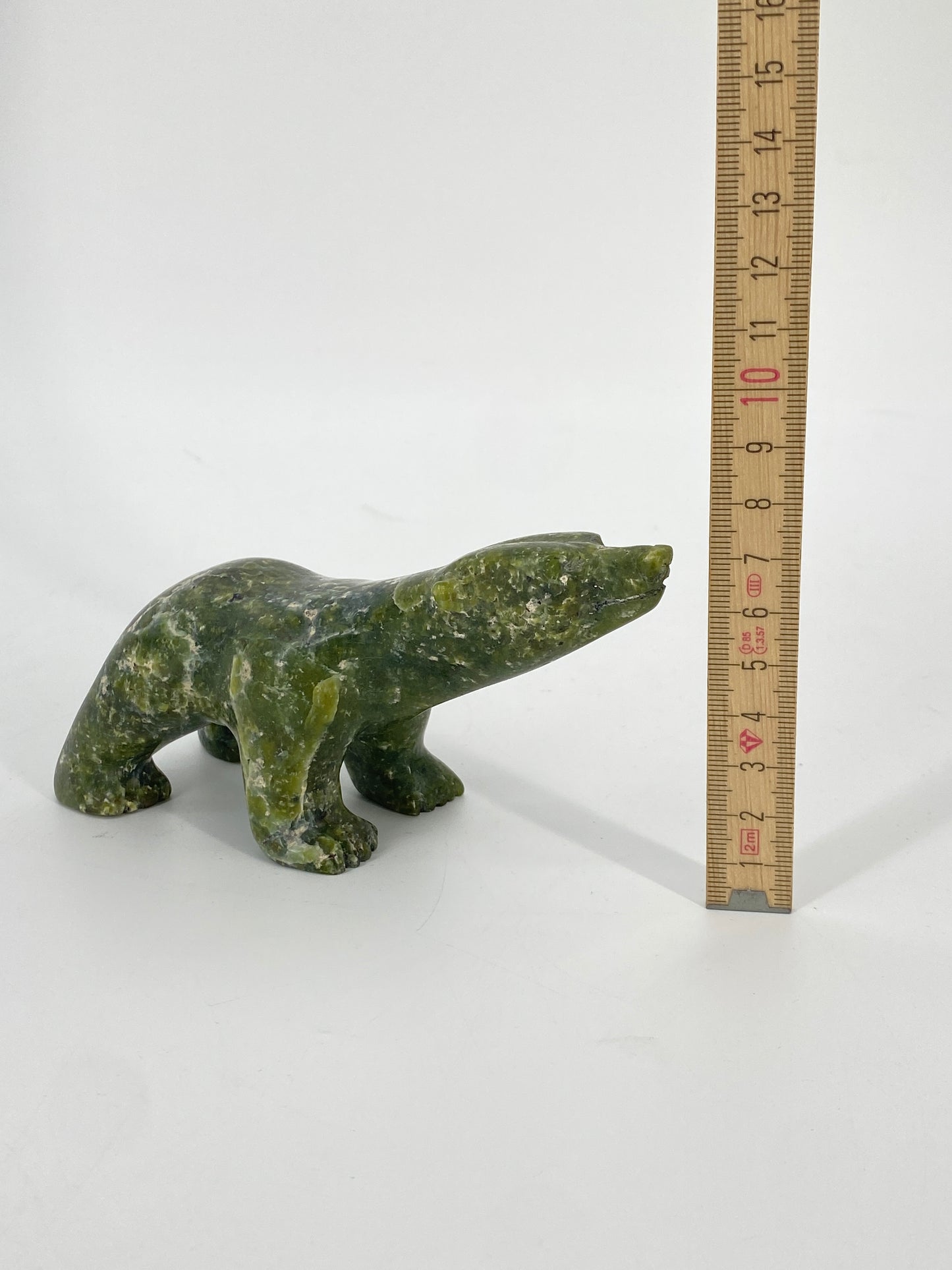 Statuette "Eisbär" des Künstlers Ashevak Adla handgeschnitzt aus Serpentin, Inuit Kunst