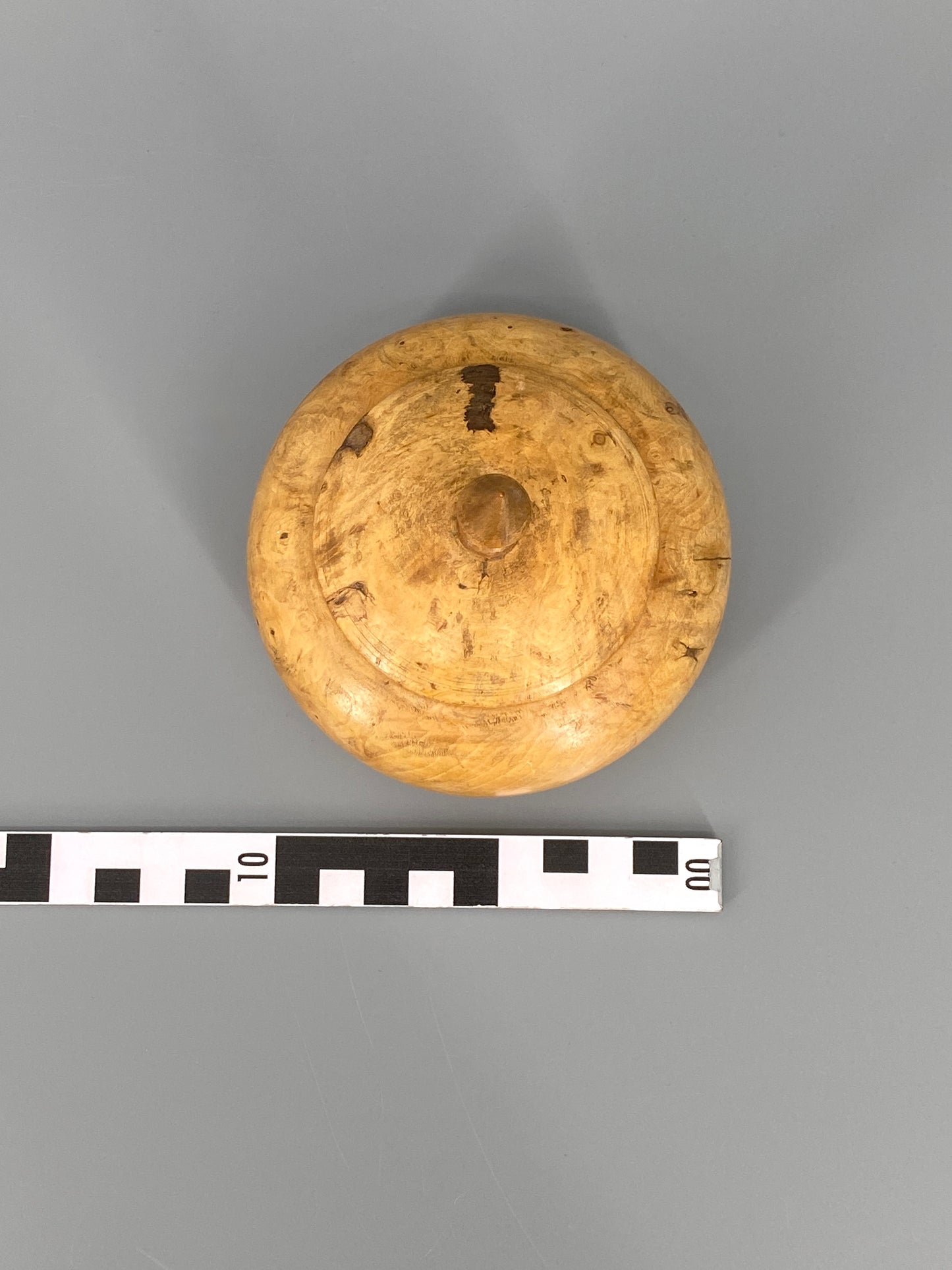 Gedrechselte Holzdose mit schöner Maserung