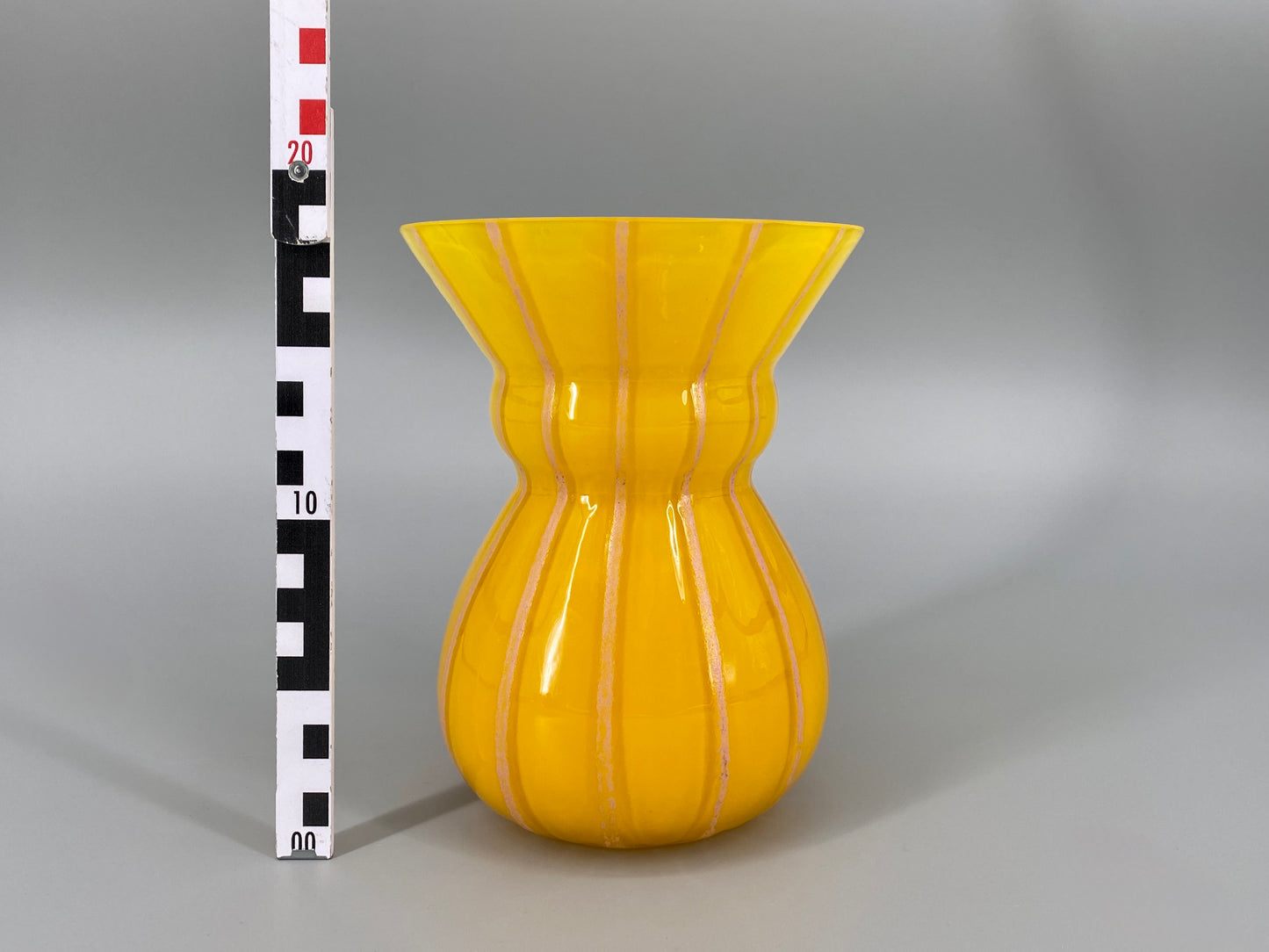 Hochwertige gelbe Glasvase mit rosa Streifen, 1920-70er