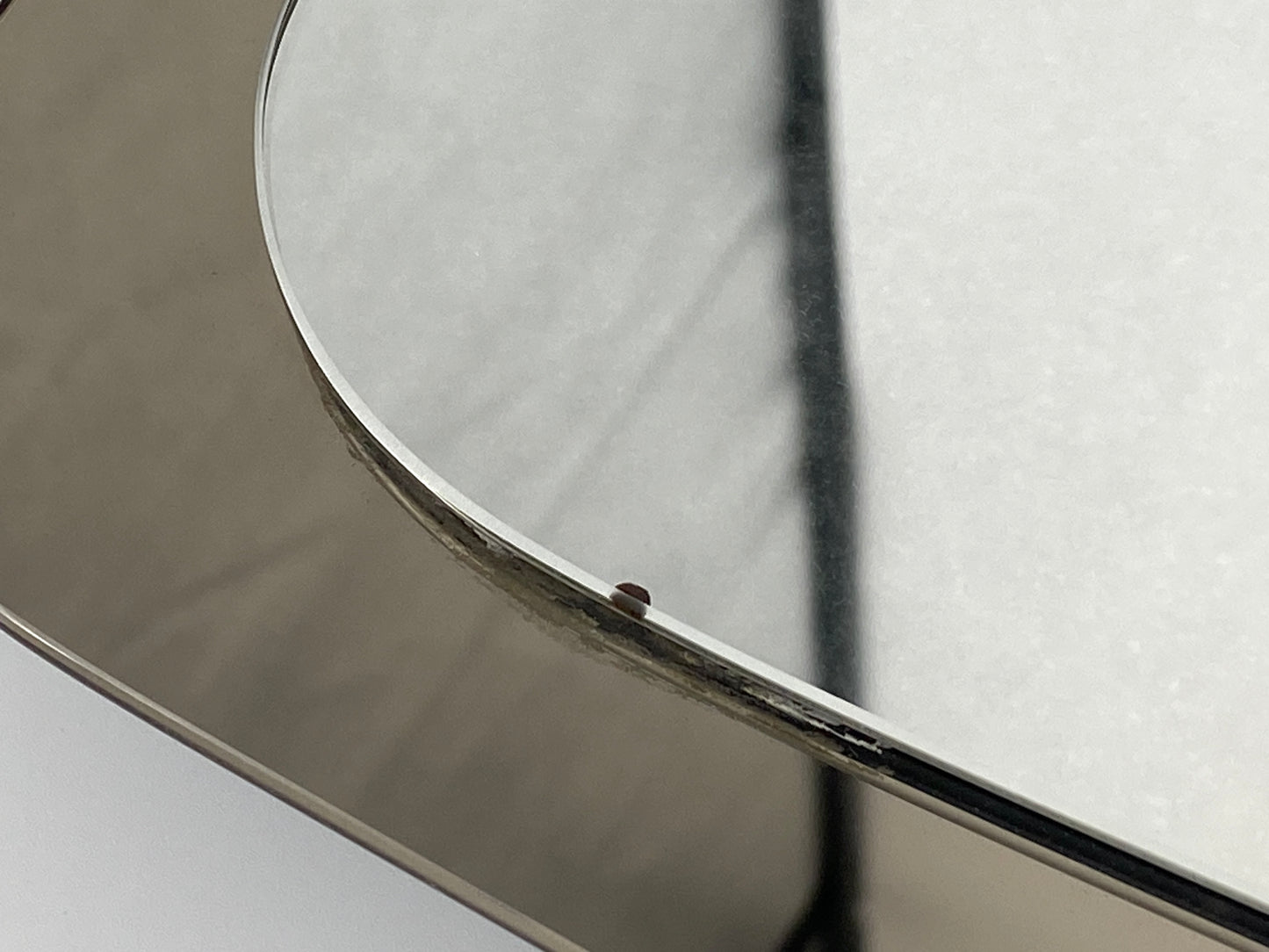 Italienischer Wandspiegel, organsich geformt mit Rauchglas, 1970er