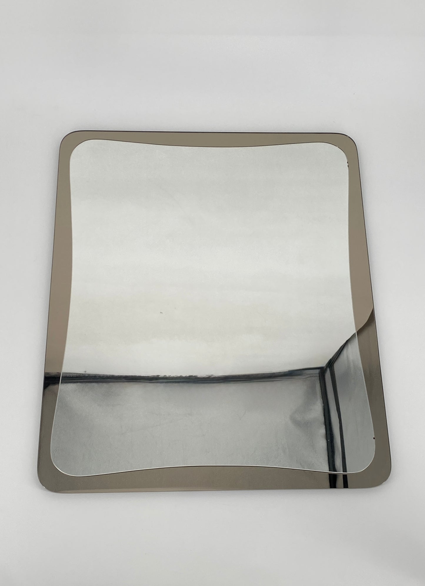 Italienischer Wandspiegel, organsich geformt mit Rauchglas, 1970er