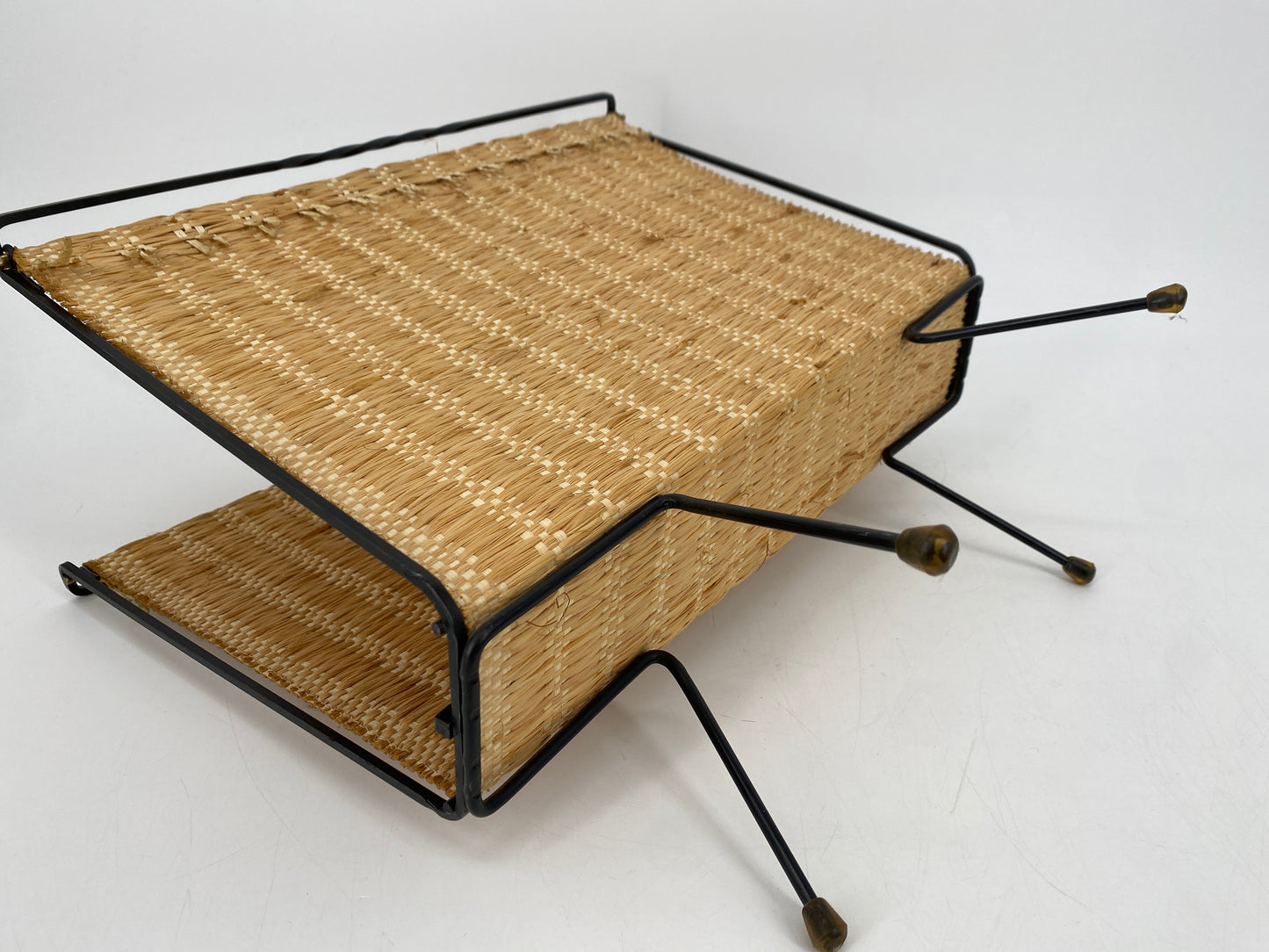 Zeitungsständer im typischen Mid Century Design aus Metall und Korbgeflecht, 1950er