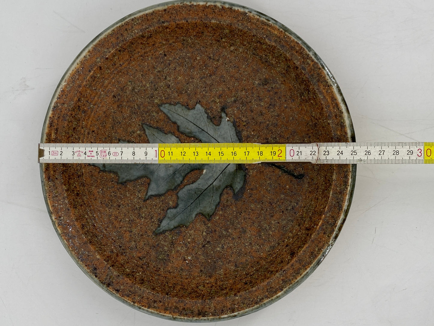 Keramikteller "Eichenblatt Dekor" von der Studiokeramikerin Ingrid Tönnishoff signiert, 1978