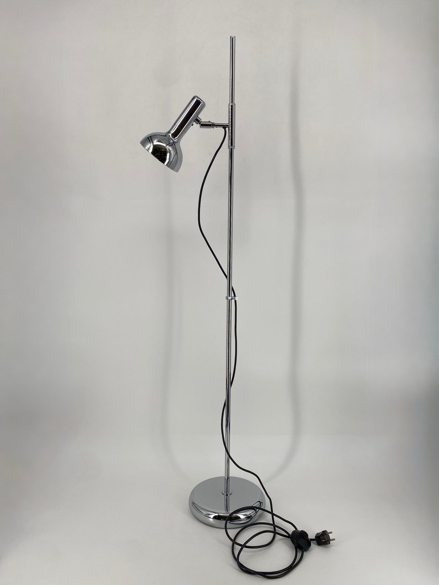 Minimalistische Space Age Stehlampe mit einem Spot, um 1970
