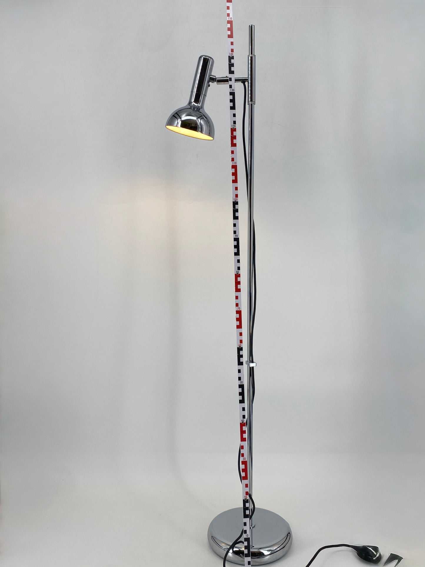 Minimalistische Space Age Stehlampe mit einem Spot, um 1970