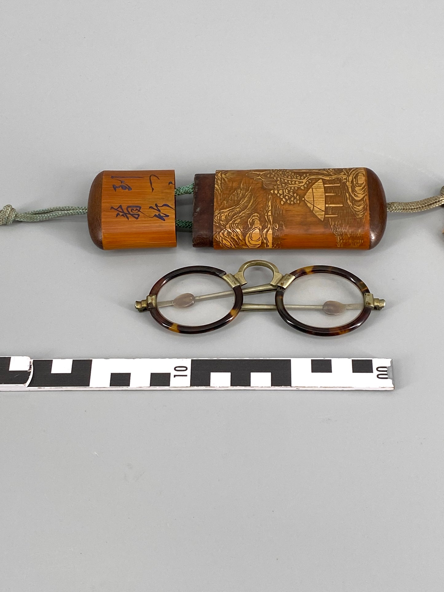 antike, chinesische Brille mit Holzetui, China, 19. Jhd