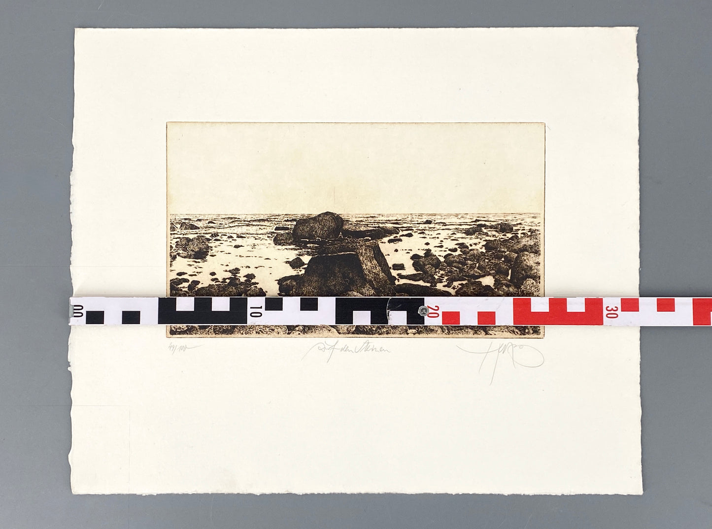 Detailreche Radierung "Auf den Steinen" mit Plattenton von Walter Herzog, handsigniert, nummeriert