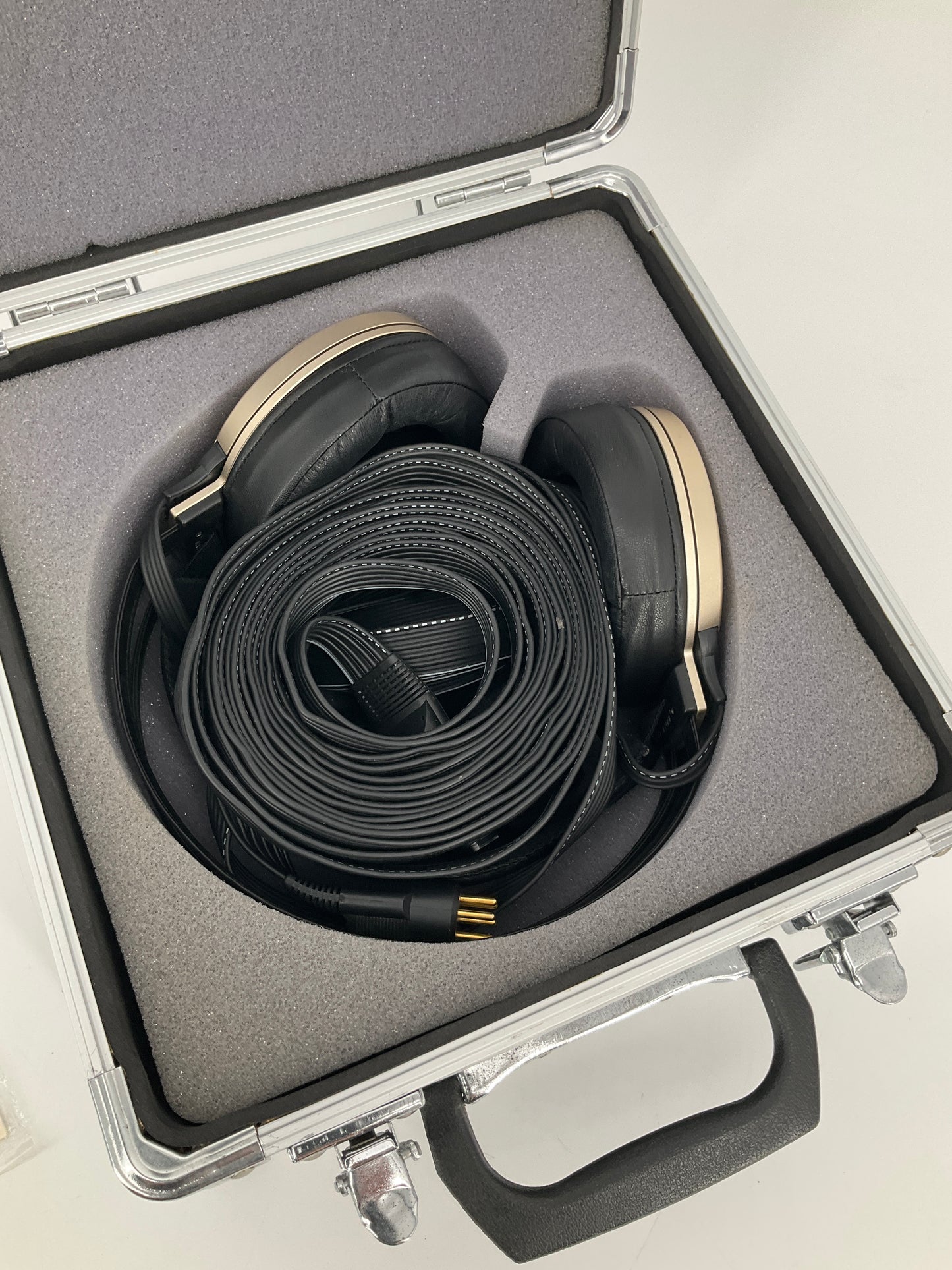 Kopfhörer "SR007 MK1" von STAX mit dem dazugehörigem Röhren-Vorverstärker und Verlängerungskabel