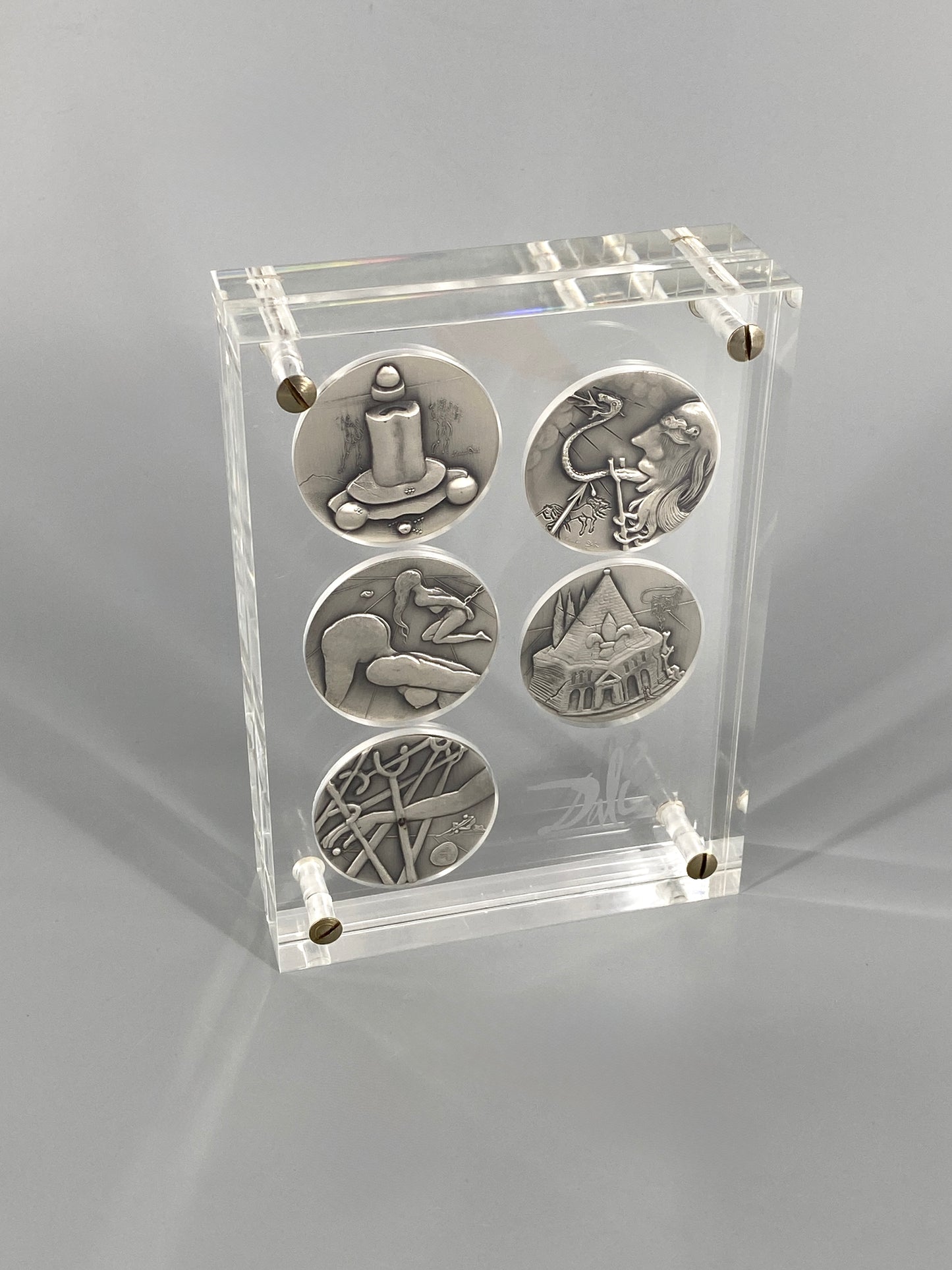 10 Silbermedaillen „Die zehn Gebote“ von Salvador Dalí in zwei Acrylglasblöcken, 1975/1976, 999,9er Silber