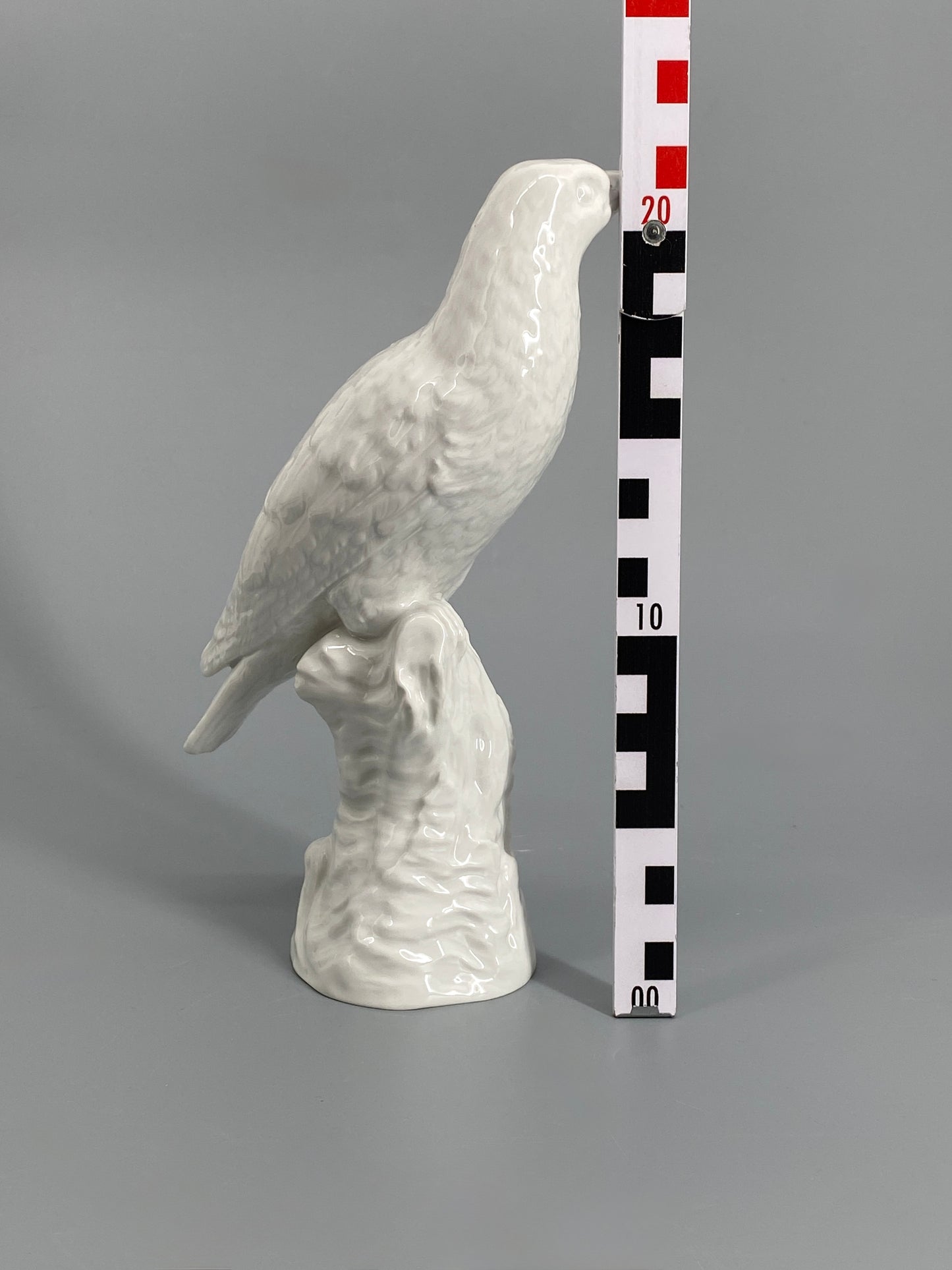 Porzellanvogel "Pirol" von KPM mit weißer Grundglasur, bezeichnet, 1. Wahl