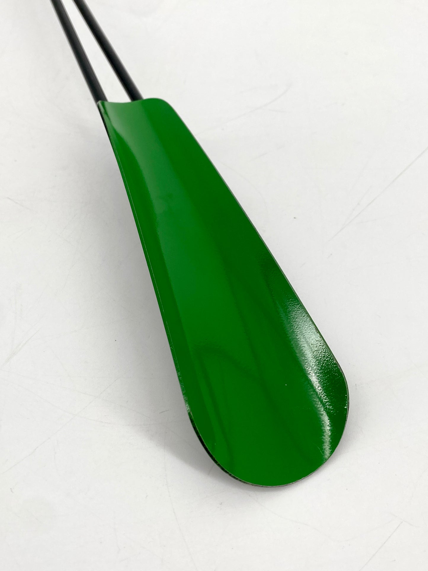 Schuhlöffel aus Metall mit grüner Laffe im Stil von Laurids Lonborg