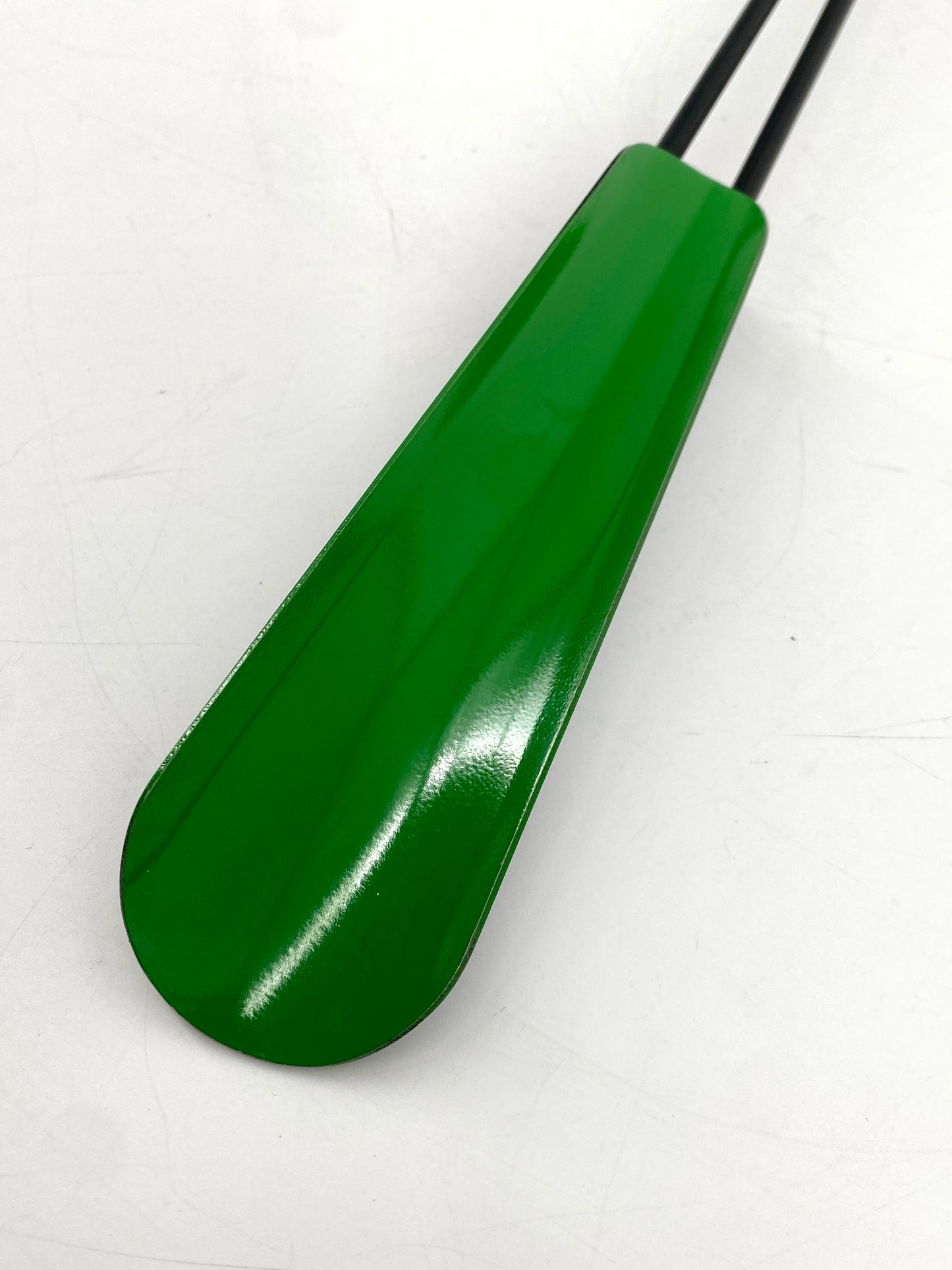 Schuhlöffel aus Metall mit grüner Laffe im Stil von Laurids Lonborg