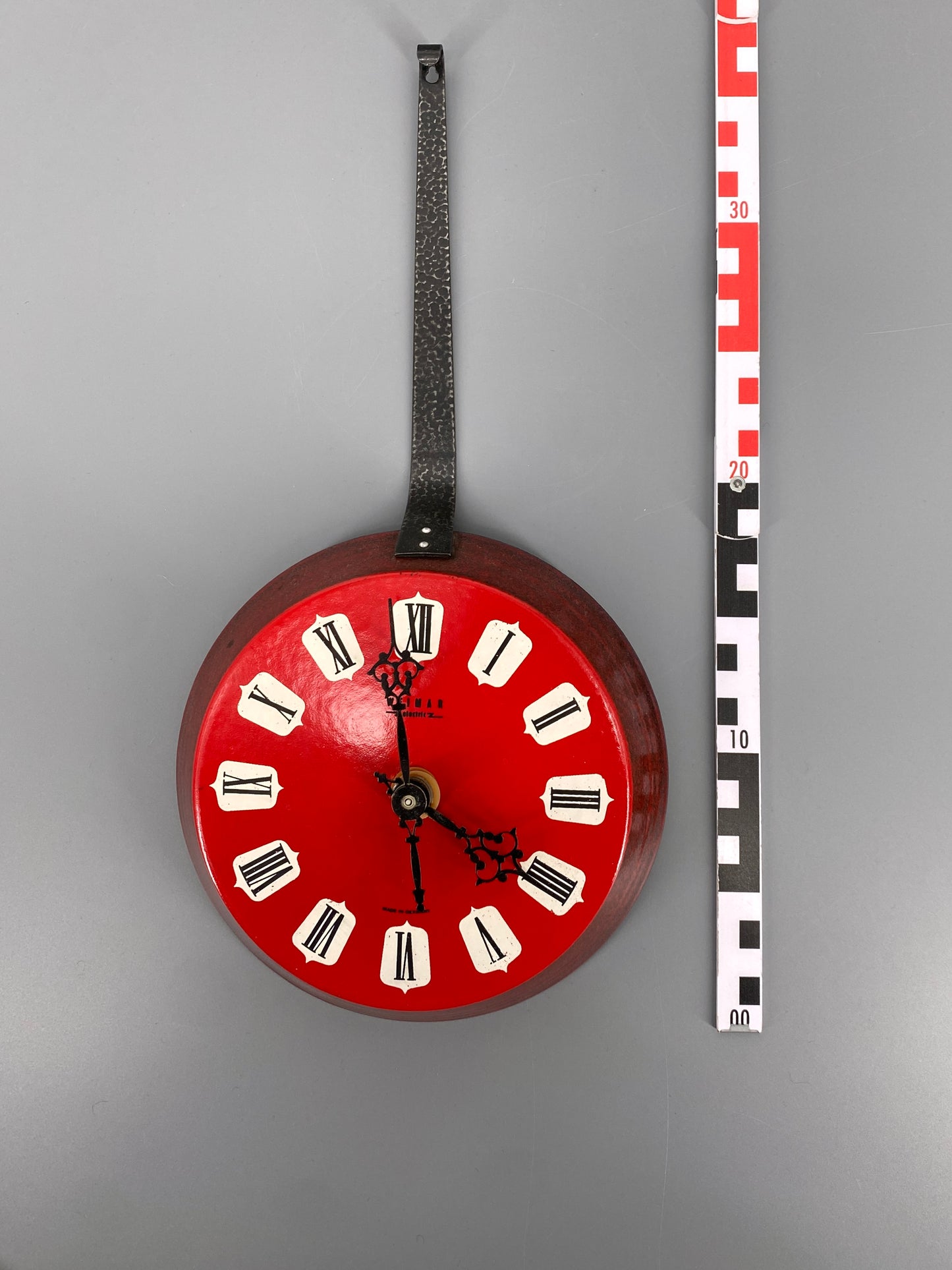 Rote Wanduhr "Pfanne" von Weimar electric, DDR