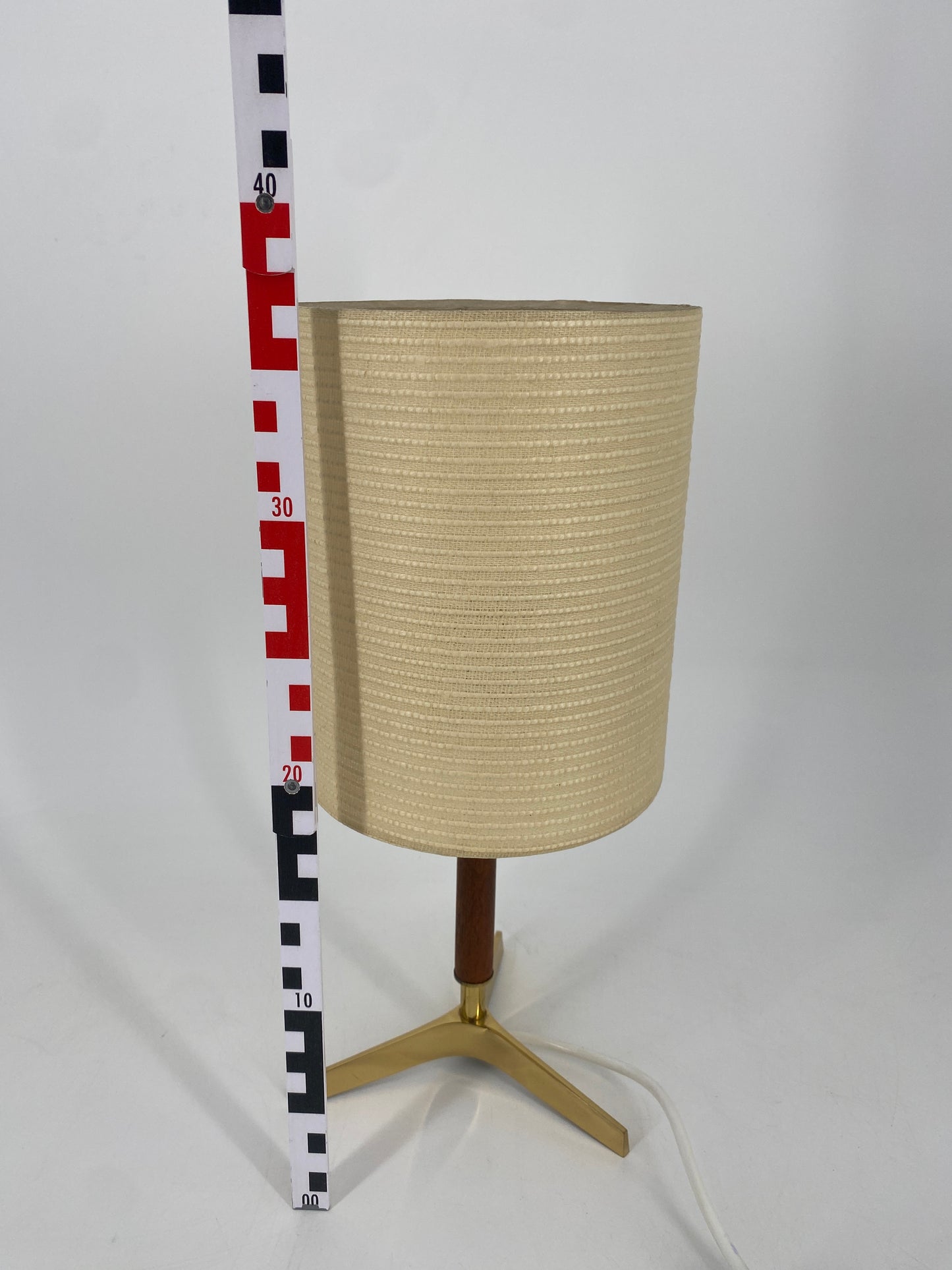 Tischlampe mit Messing Dreifuß und Teak, Mid Century Design 1950er