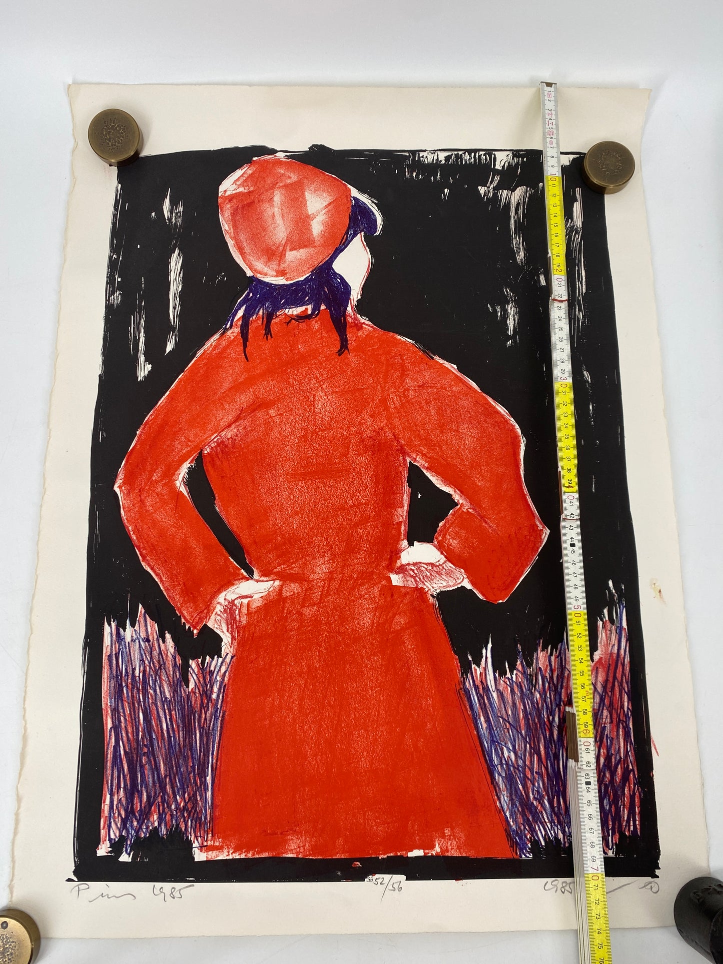 Druckgrafik Frau in rotem Kleid des deutsch-israelischen Malers Jacob Pins, 1985