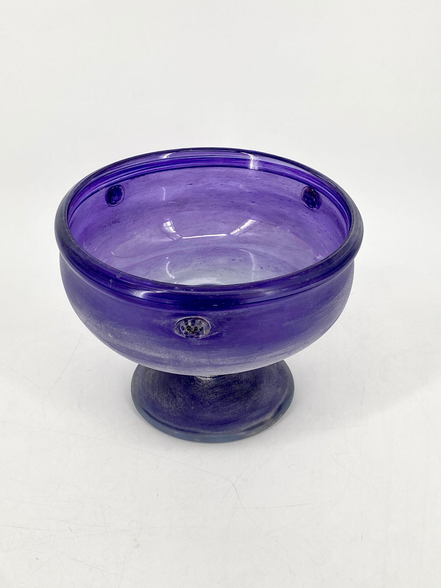 Große und schwere Glas-Fußschale in Violett aus Malta oder Gozo