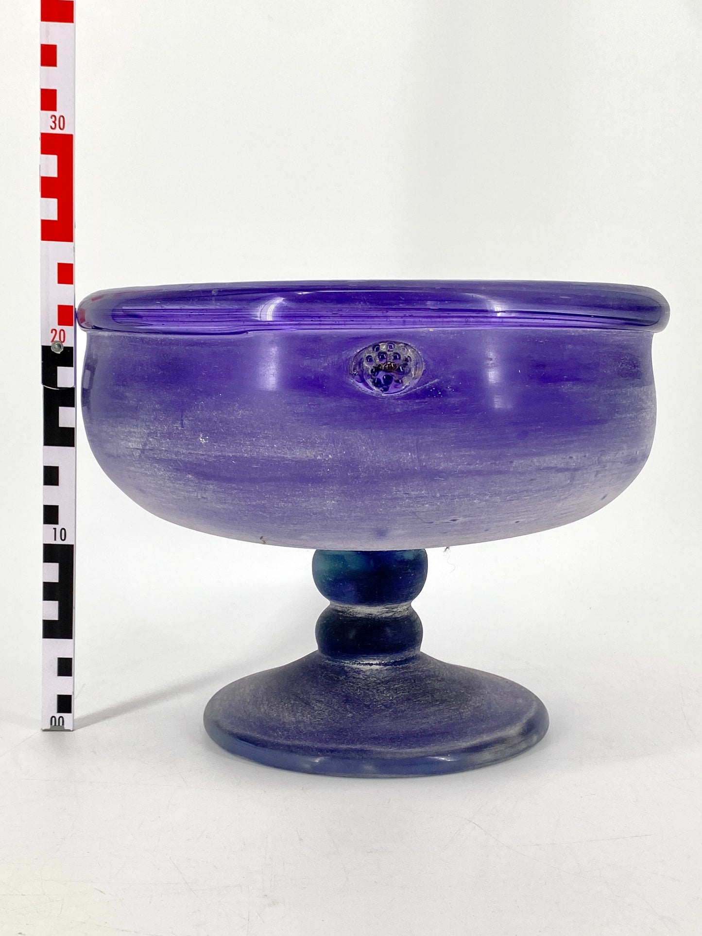 Große und schwere Glas-Fußschale in Violett aus Malta oder Gozo