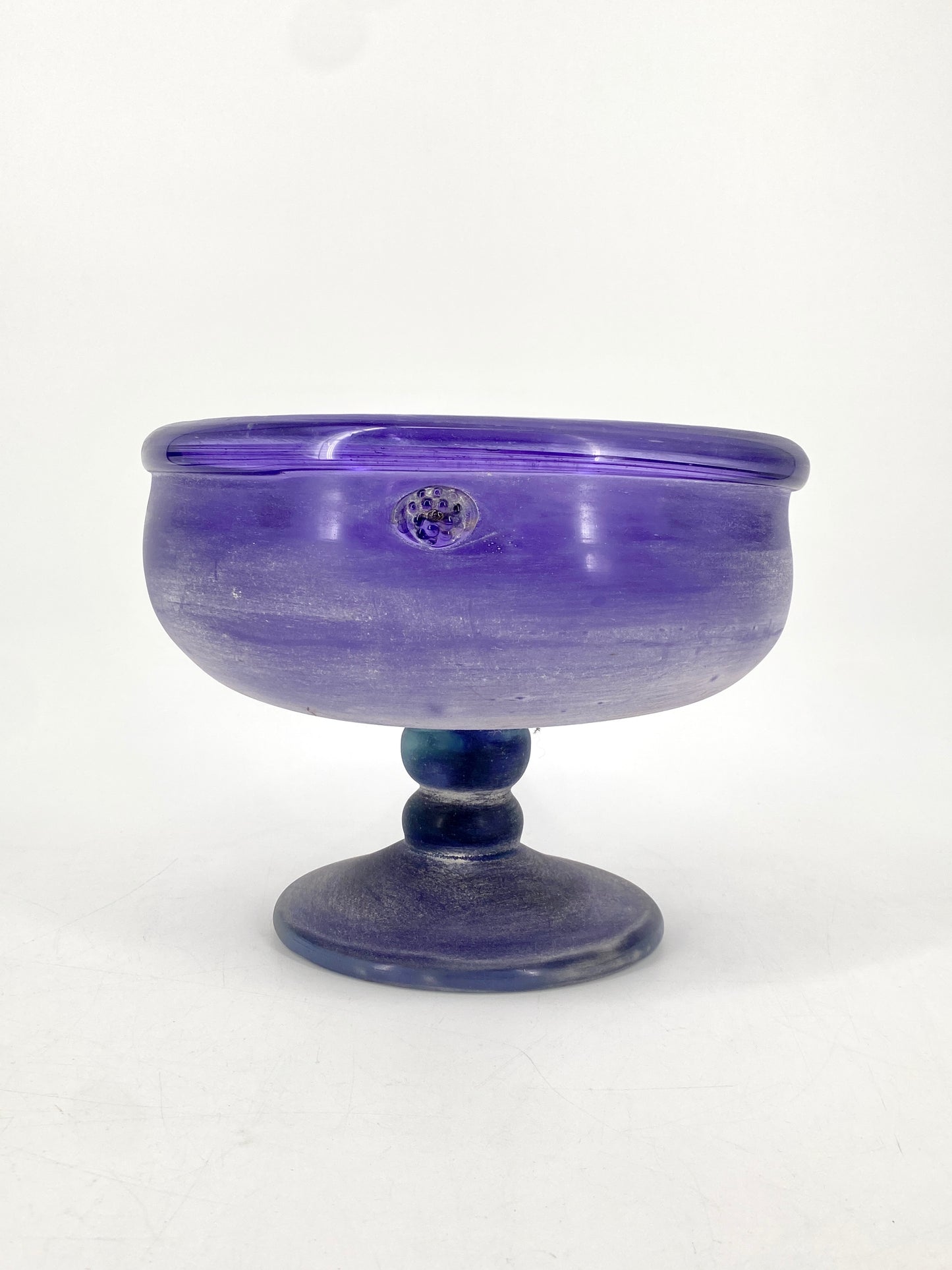 Große und schwere Glas-Fußschale in Violett aus Malta oder Gozo