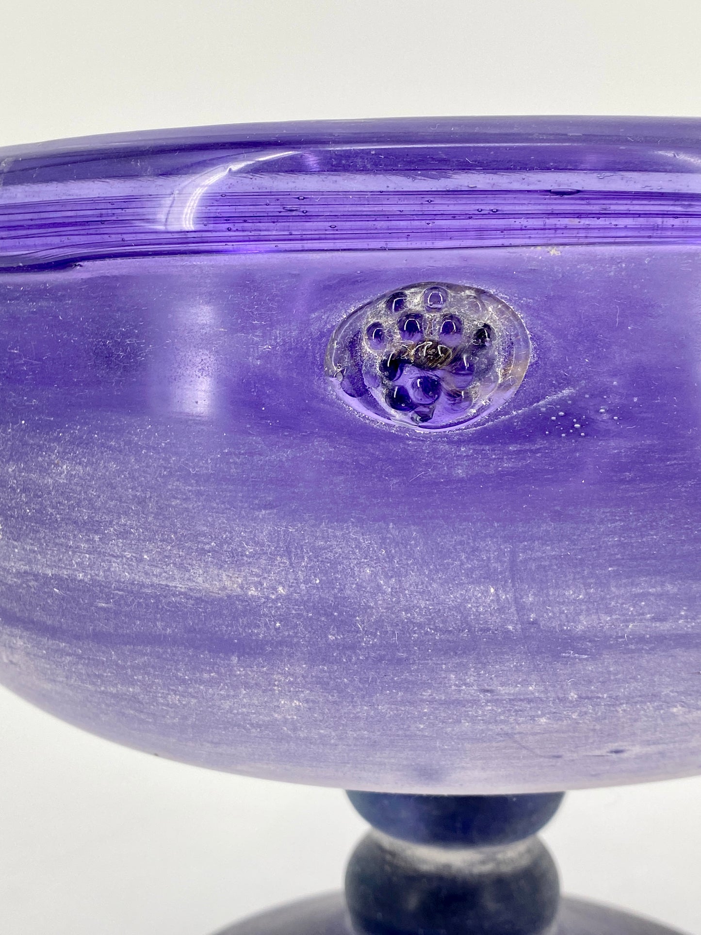 Große und schwere Glas-Fußschale in Violett aus Malta oder Gozo