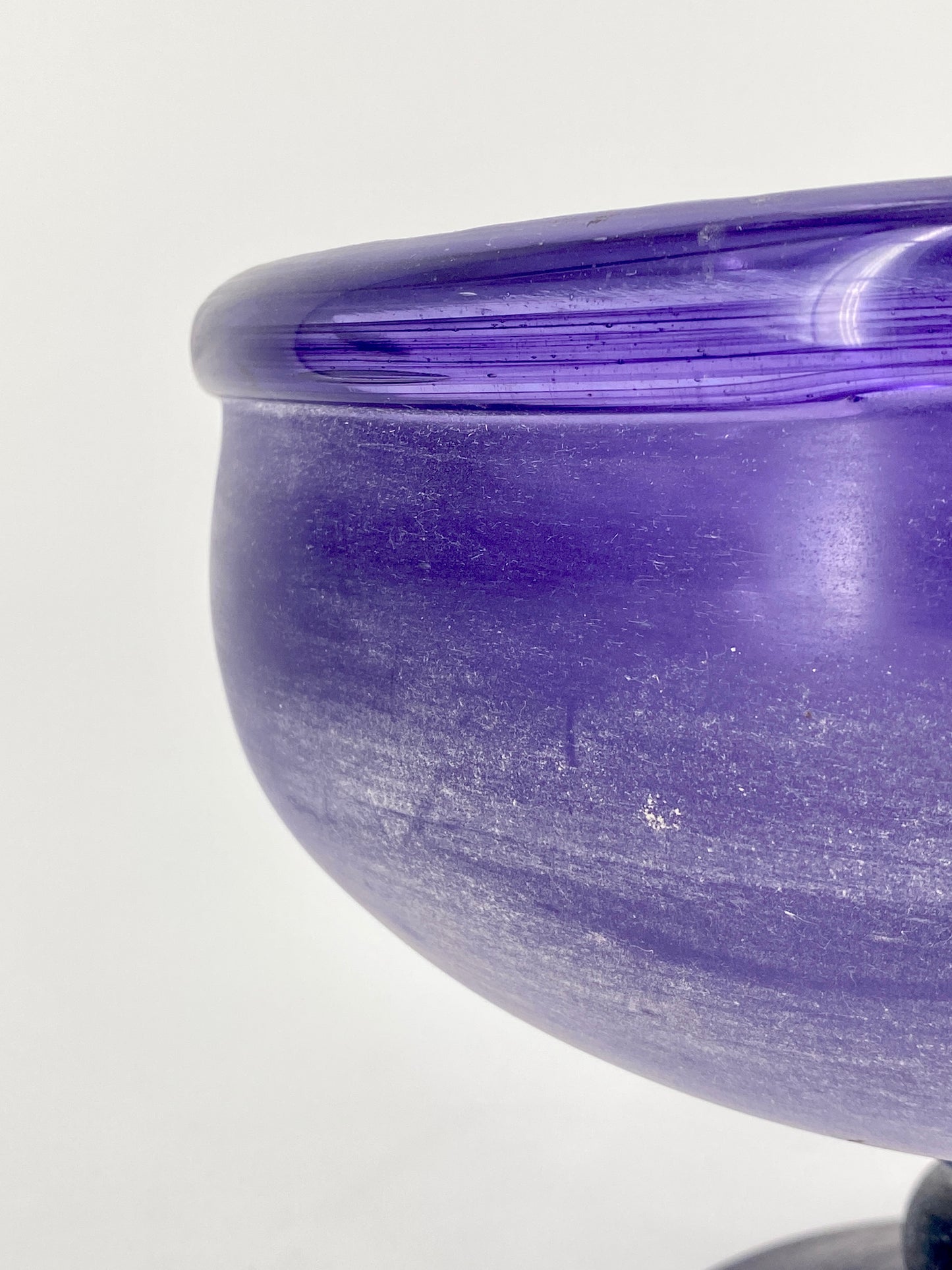 Große und schwere Glas-Fußschale in Violett aus Malta oder Gozo