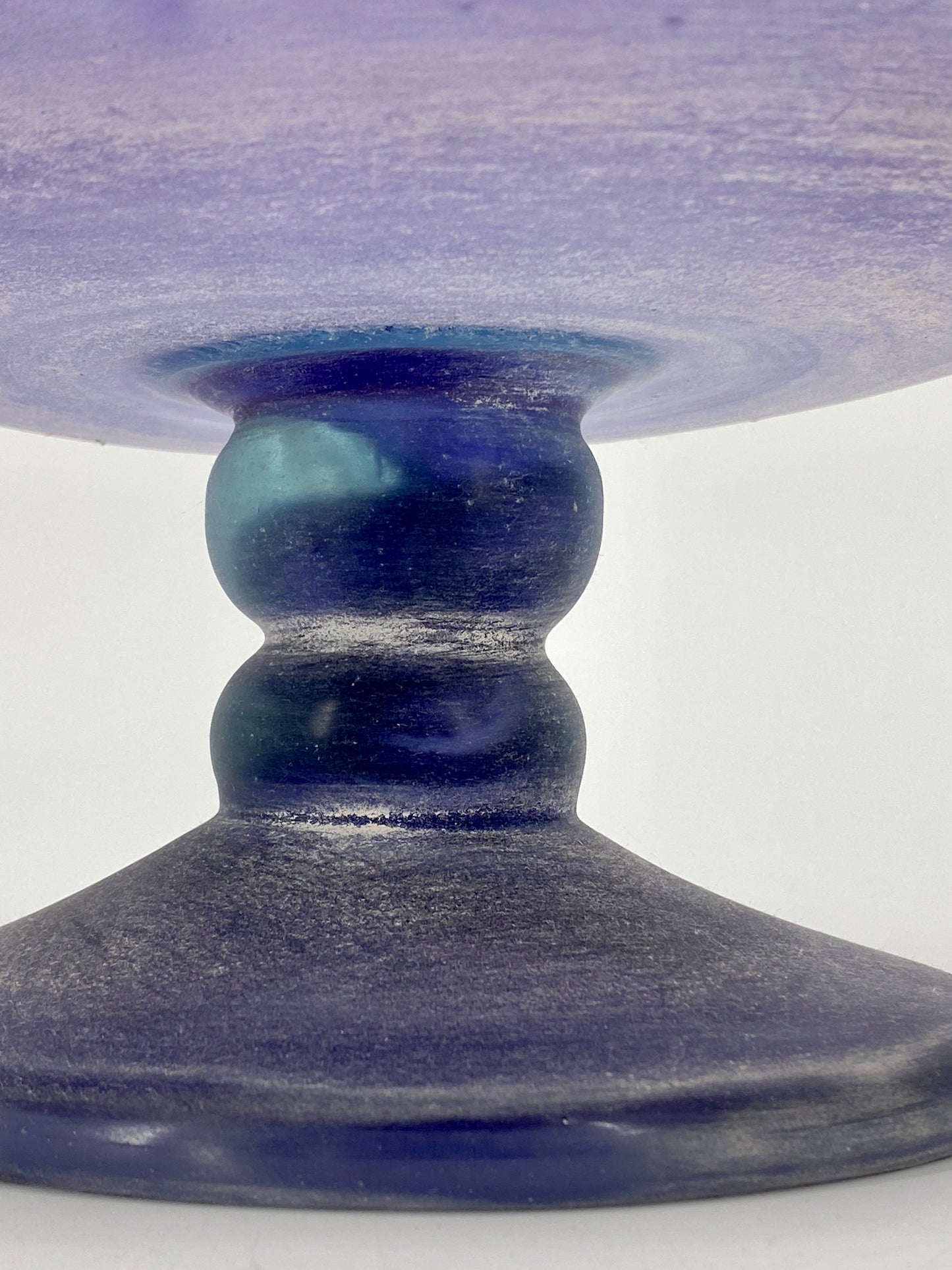 Große und schwere Glas-Fußschale in Violett aus Malta oder Gozo